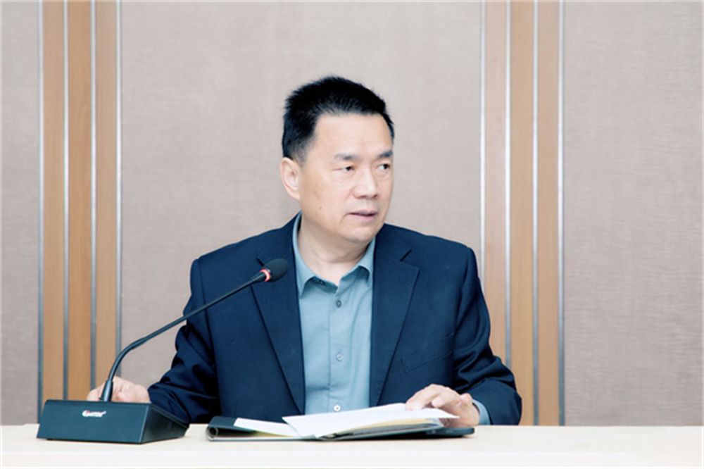 总务处主任李军伟就校园护栏安全,限位器维护,消防安全等