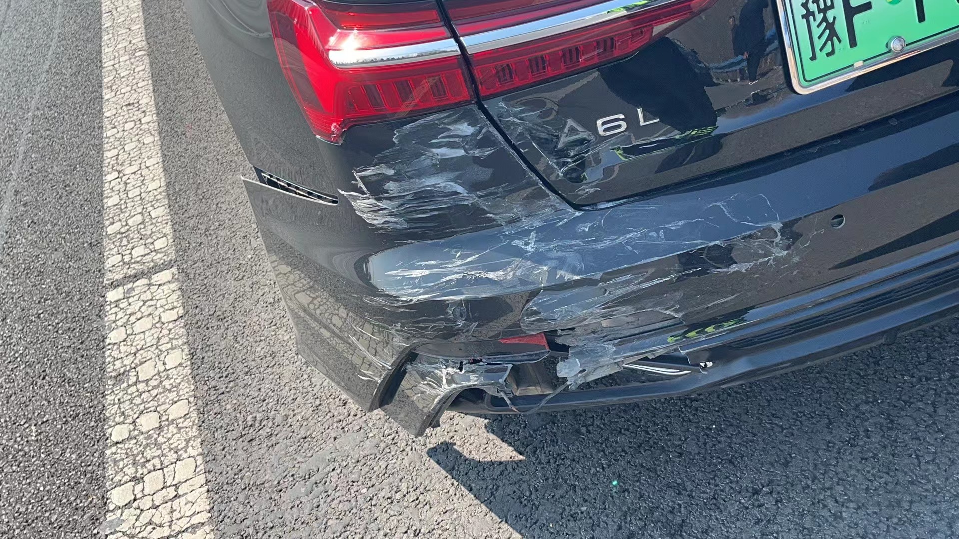 开车揉眼睛 追尾撞前车-大象网