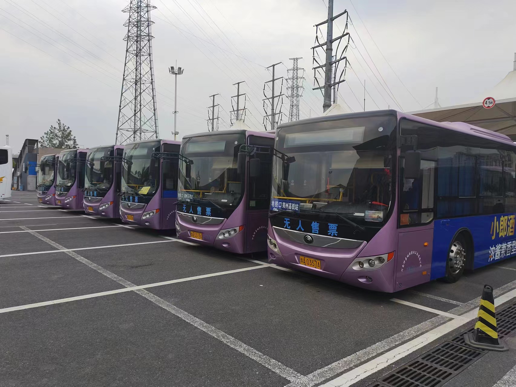 郑州始发站设在郑州汽车北站,途经地铁站和高校区,方便市民在出行过程