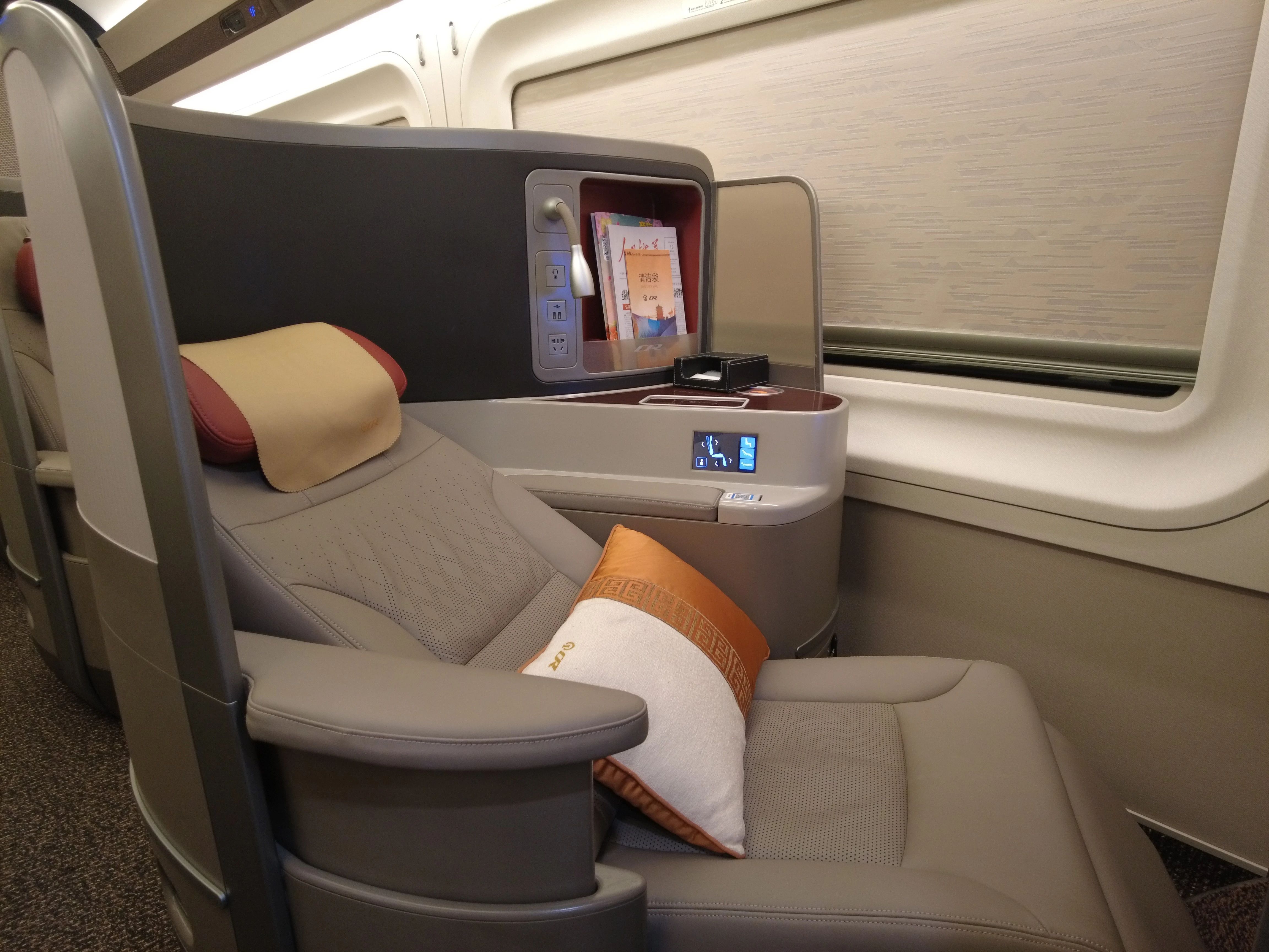 平躺将坐姿调整为旅客可根据自身需要有一面触摸显示屏在商务座椅的