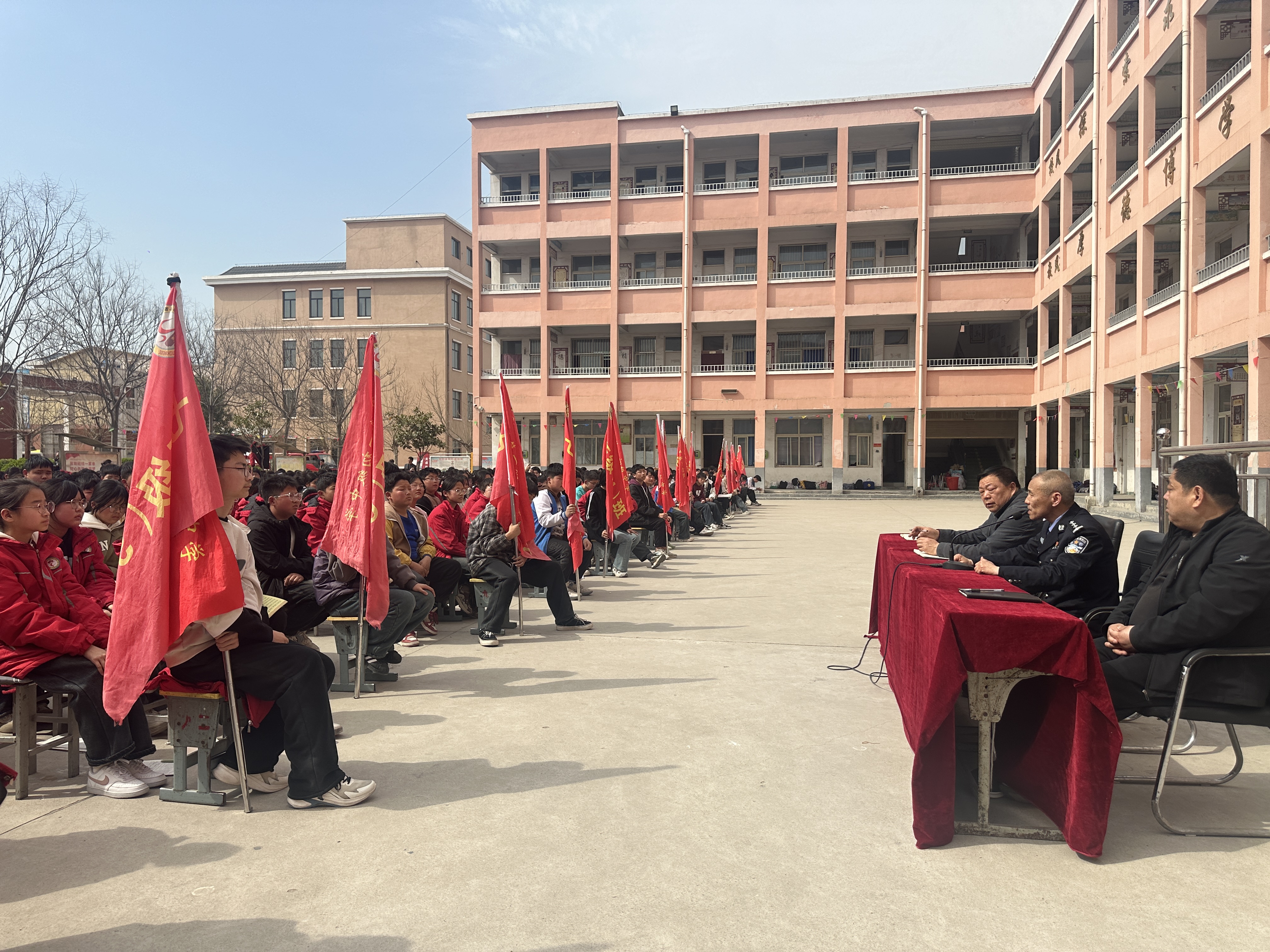 3月22日上午,西华交警走进西夏镇第一初级中学进行交通安全普法宣传