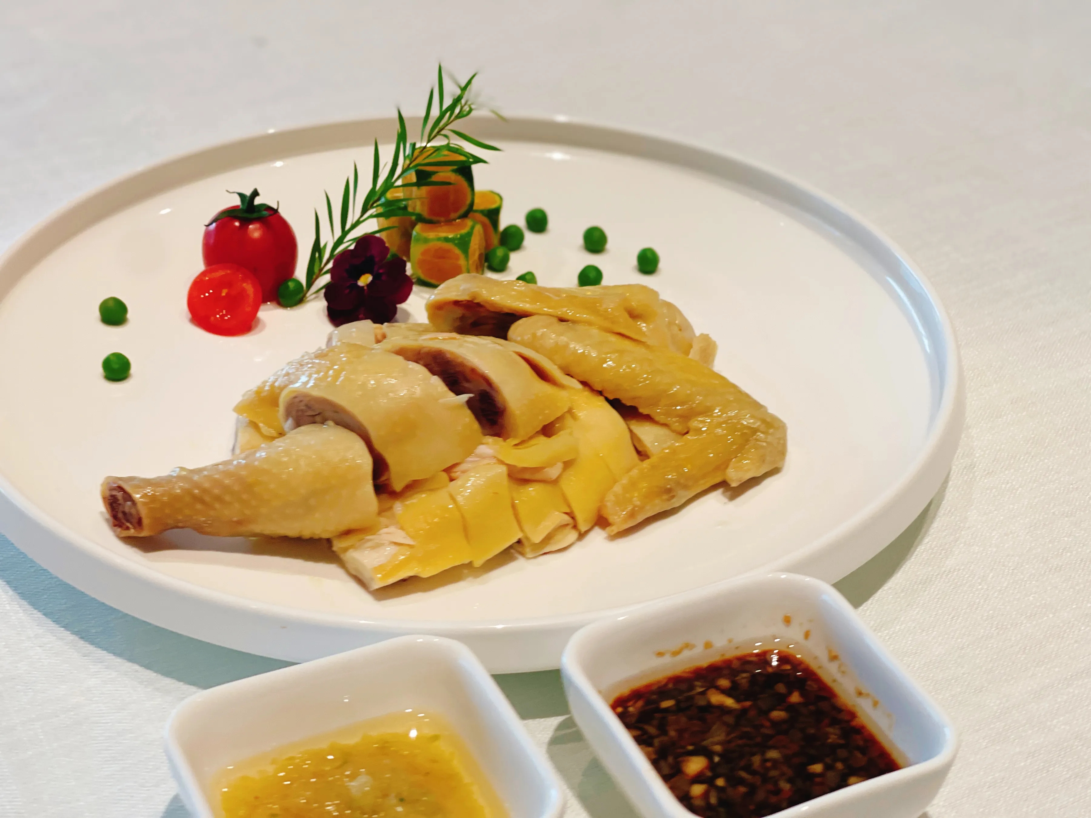 无论是烧腊,白切鸡,还是虾饺和生啫生肠,都在用最初的味道