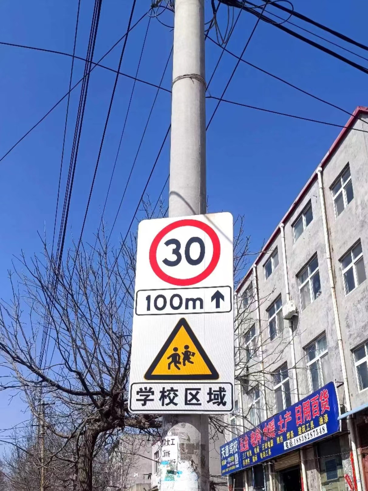 并完善周边道路中心线等缺失的交通标志标线,及时消除了道路交通安全