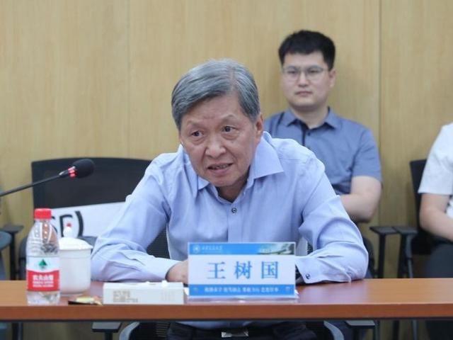 长江日报记者注意到,2022年6月1日,福耀玻璃集团创始人,董事长曹德旺