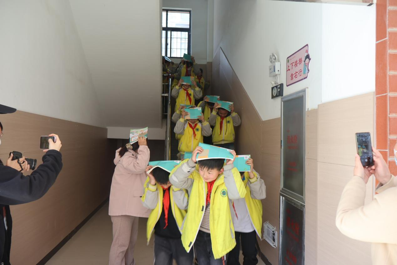 随着演练信号的发出,邢庄乡韩庄小学的师生们迅速投入到演练中.