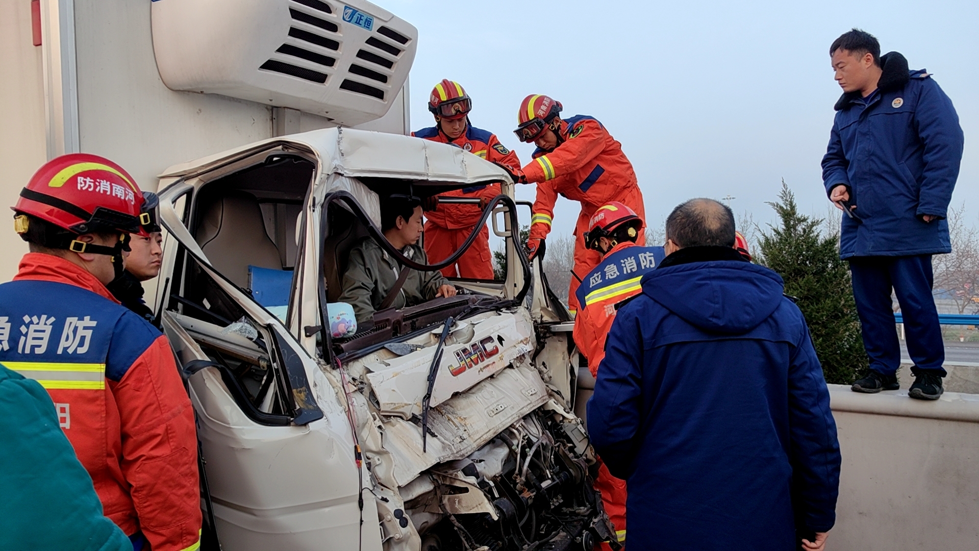 疲劳驾驶,白色小货车径直追尾大半挂-大象网