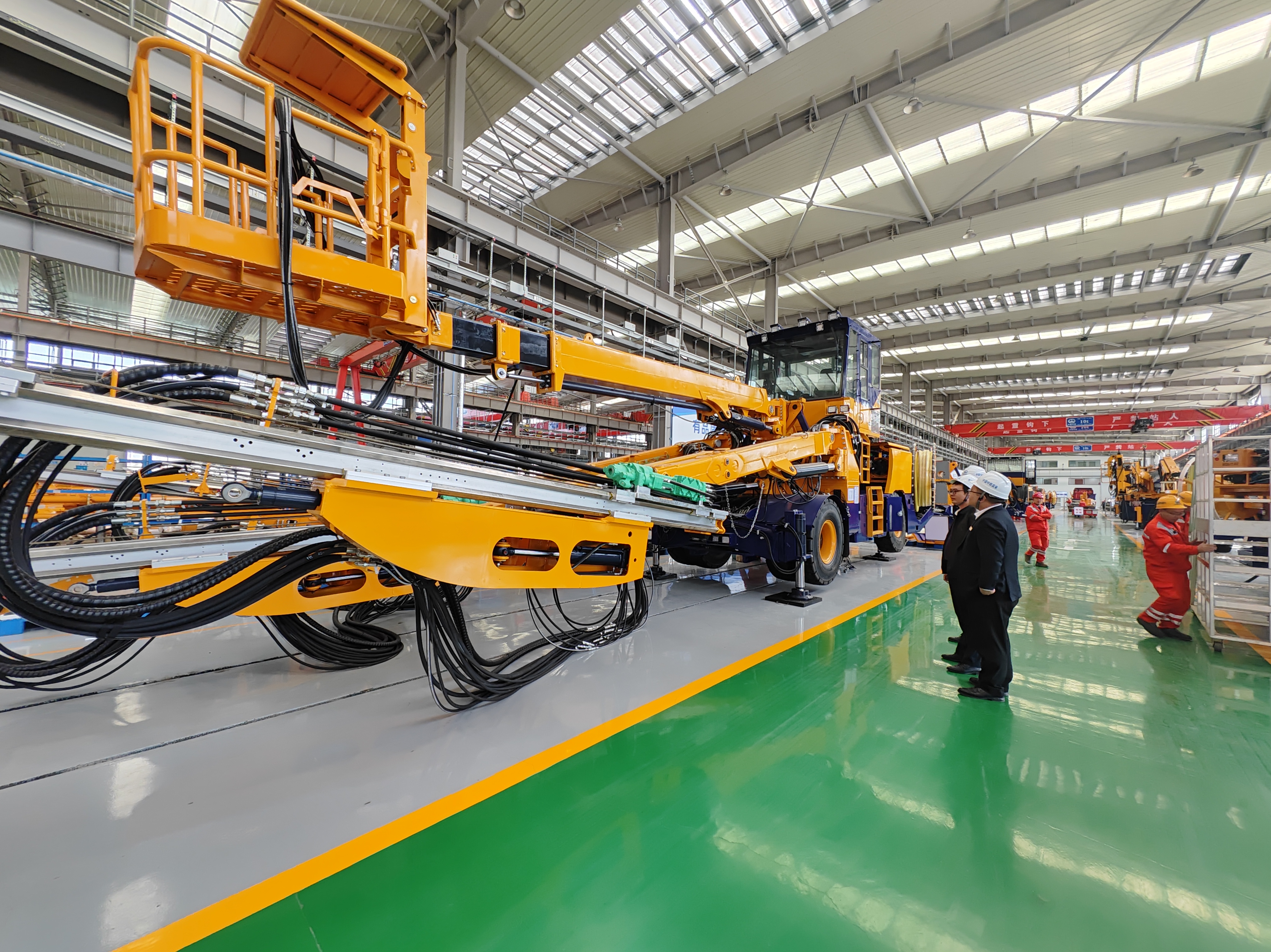 于鹏:"我们眼前这台设备叫隧道智能化凿岩机器人,就像一个变形金刚,是