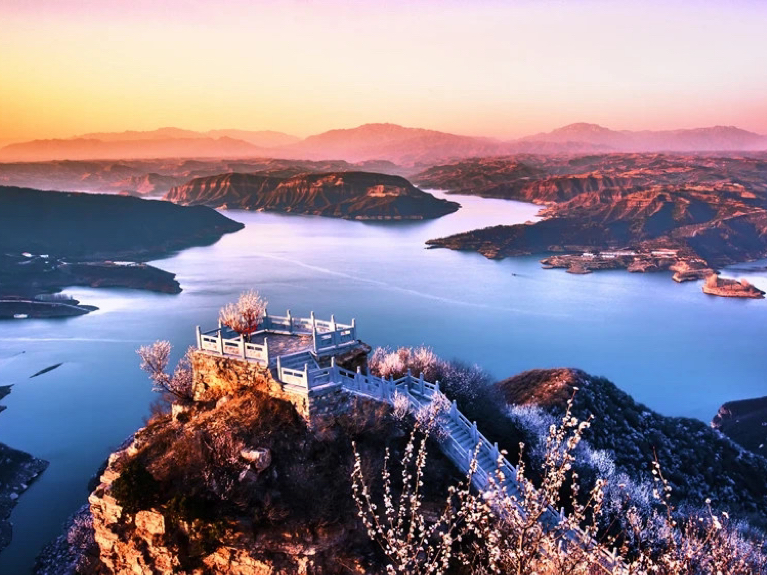 洛阳:这处景区以一尊震撼人心的尧山大佛为核心,融入了山水,林木,石壁