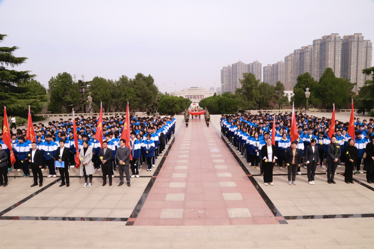 郑州艺书高级中学赴郑州烈士陵园举行清明祭扫活动