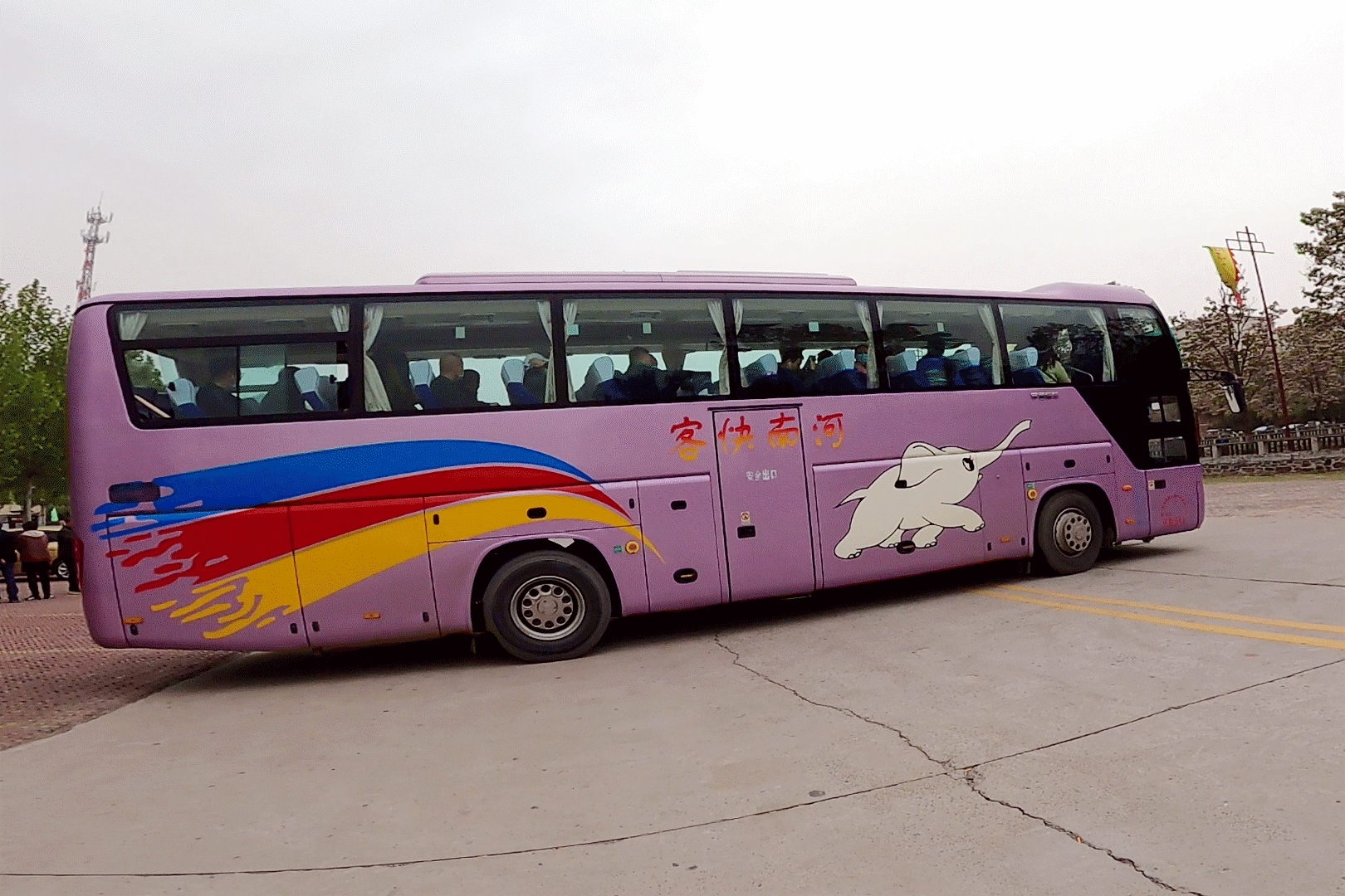 公司独家推出袁桥古村风筝梨花节暨旅游专线直通车,车型采用豪华大巴