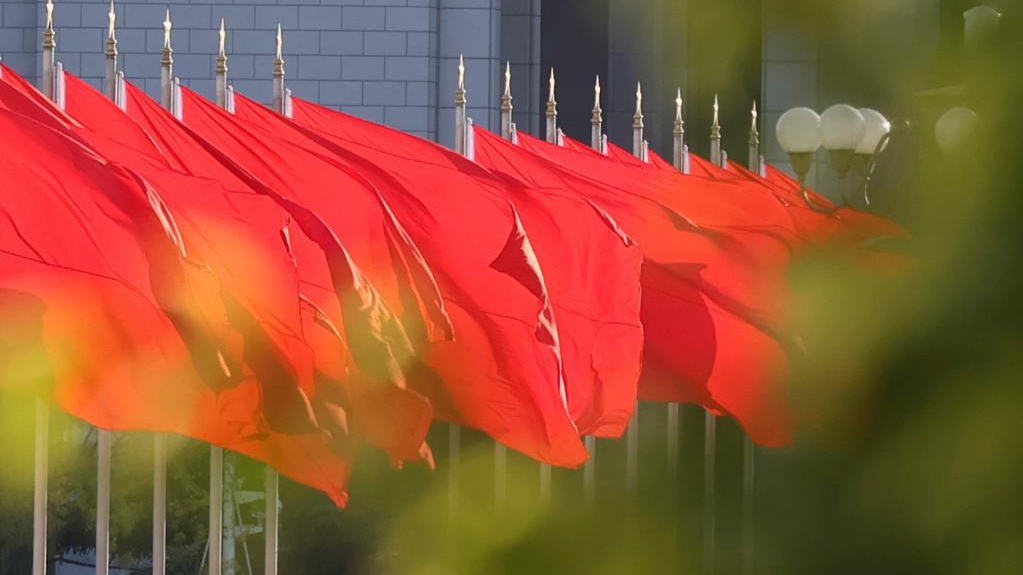 河南省十四届人大常委会第八次会议闭幕