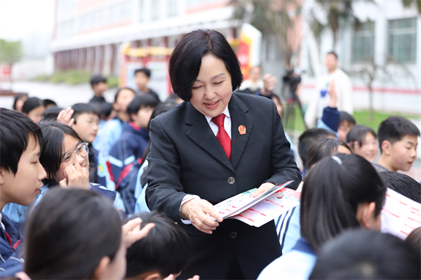3月27日,南阳市卧龙区人民法院联合潦河镇派出所走进市八中附属中学校