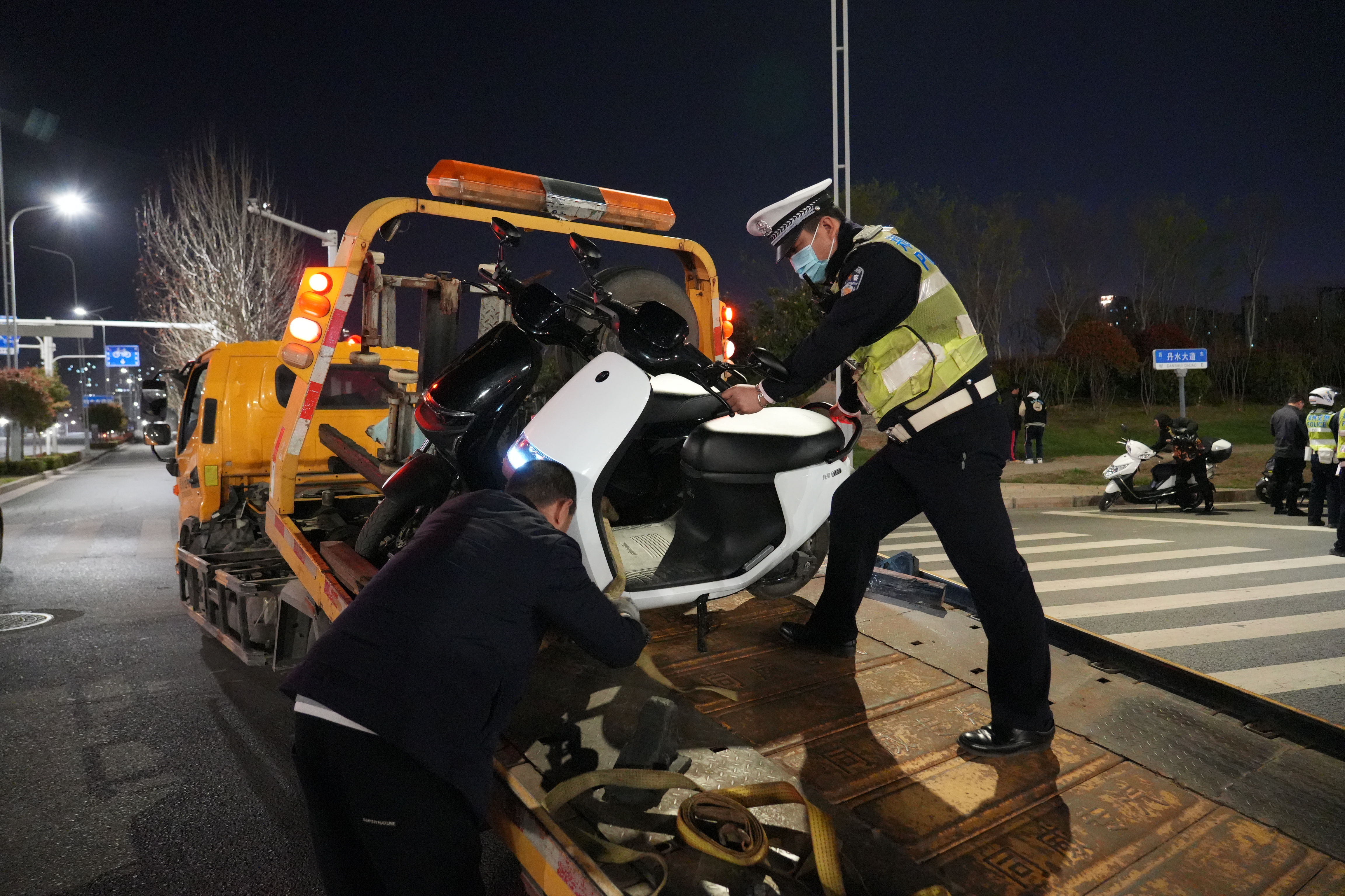 郑州交警集中查处飙车炸街交通违法行为-大象网