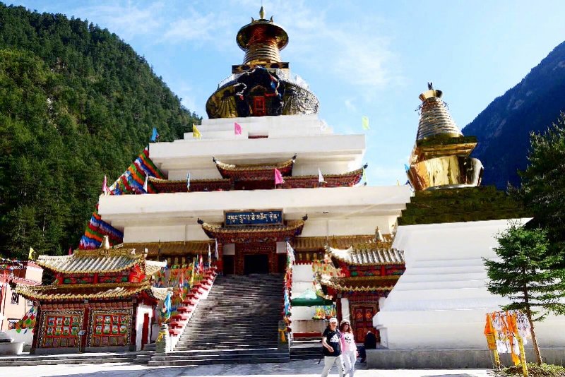 九寨沟景区扎如寺据该游客描述,其和家人于3月23日在九寨沟扎如寺被"