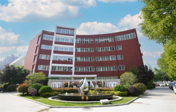 美化校园环境,营造育人氛围郑州市第四十八中学始终把德育作为学校