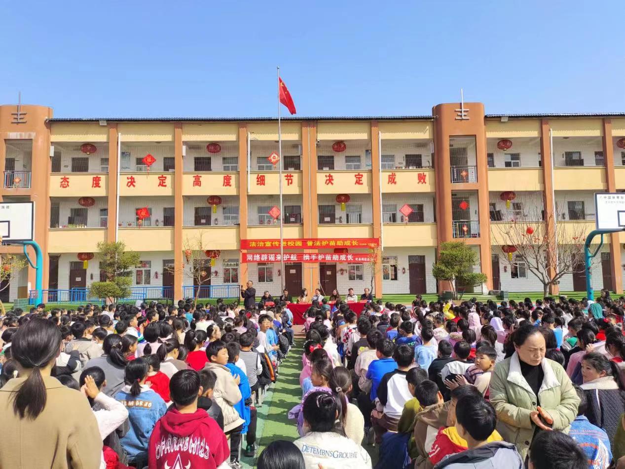 3月28日,开封市杞县县委网信办联合县妇联走进杞县沙沃乡车寨小学