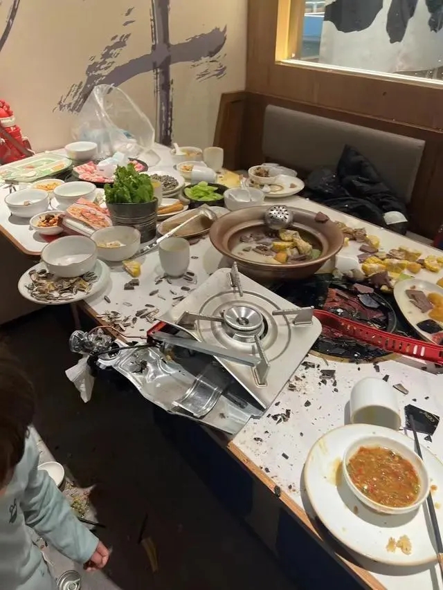 生日当天，女子就餐时卡式炉爆开，眼部被烧伤