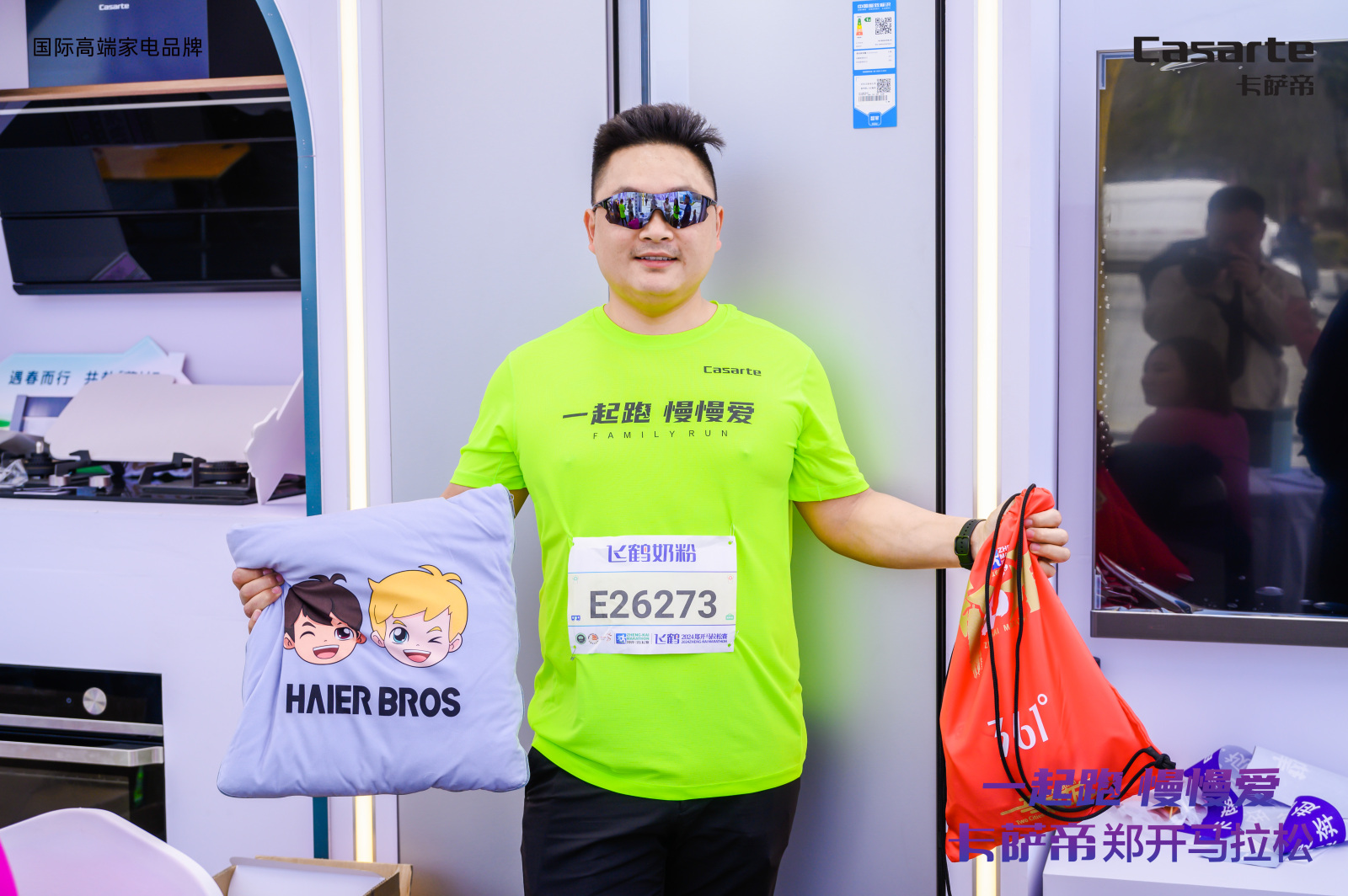 大家领取装备,晒家中的卡萨帝产品合影,为卡萨帝产品代言,现场洋溢着