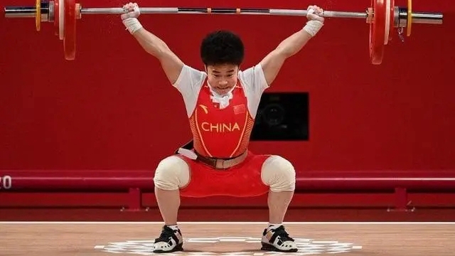 东京奥运会冠军侯志慧再破抓举世界纪录