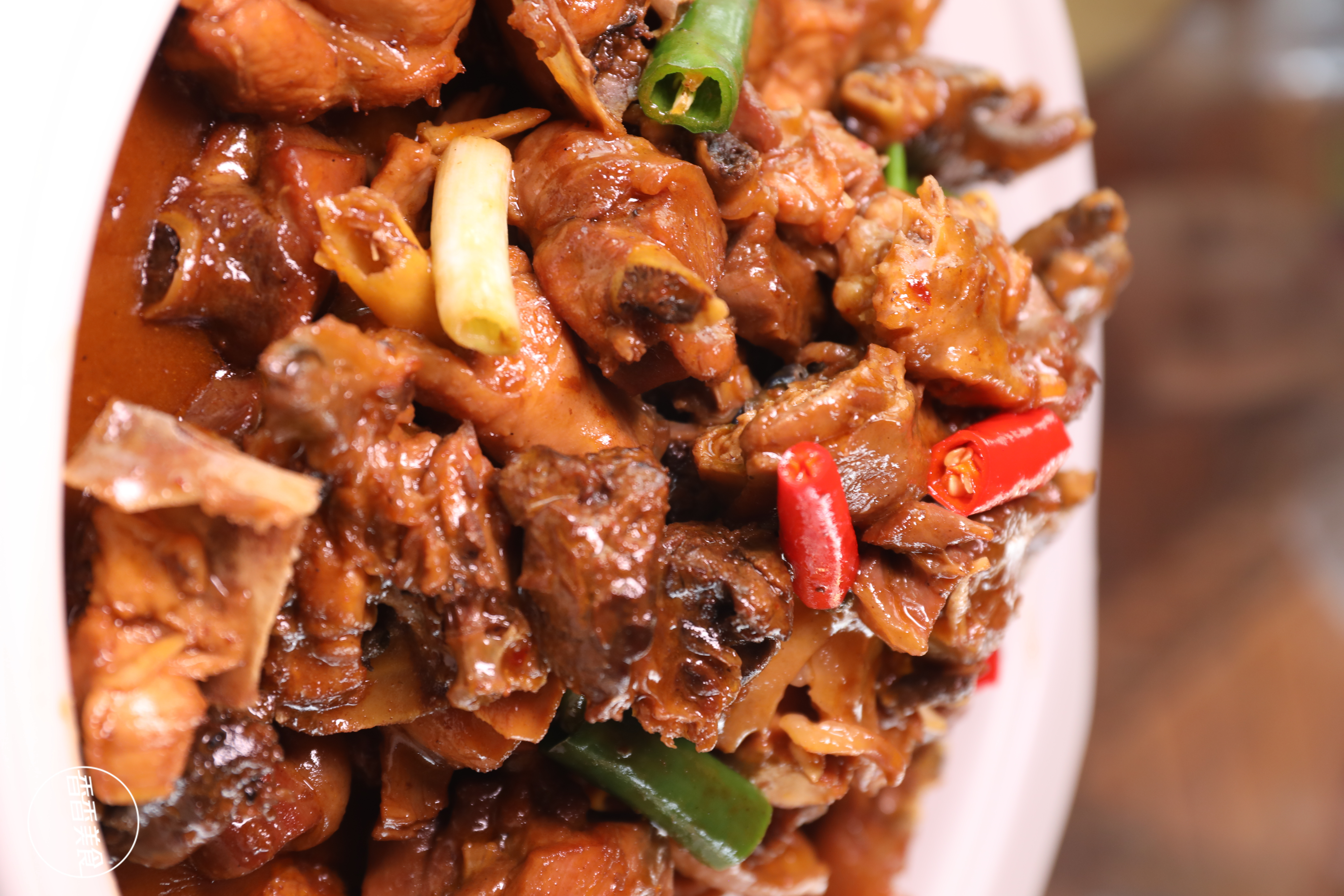 大火猛炒,小火慢炖,裹满酱汁的焖土公鸡是吃货们的心头好.