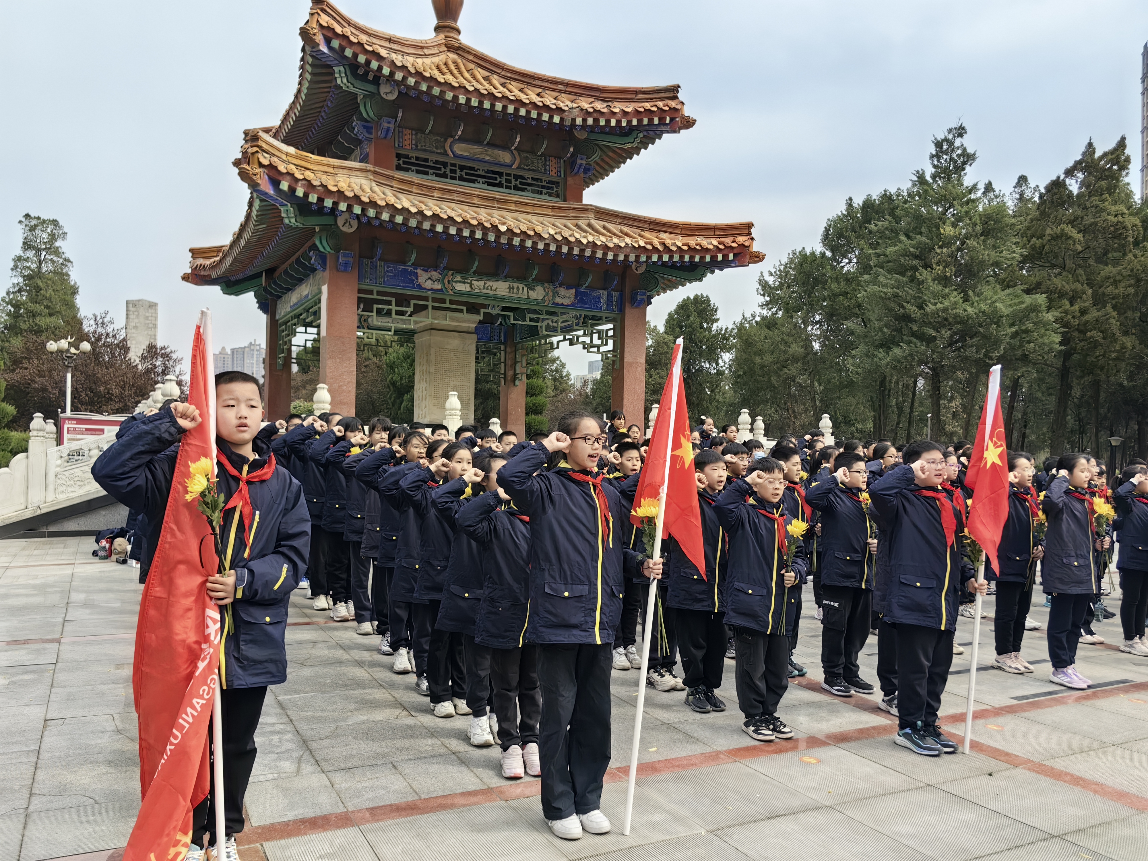 传承红色基因 | 经三路小学清明节祭扫英烈-大象网