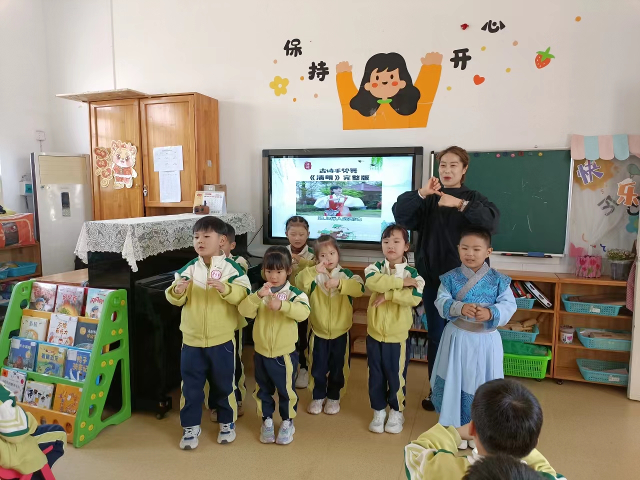开封市民族幼儿园开展“宝贝唱赞歌致敬英烈”清明文化节活动