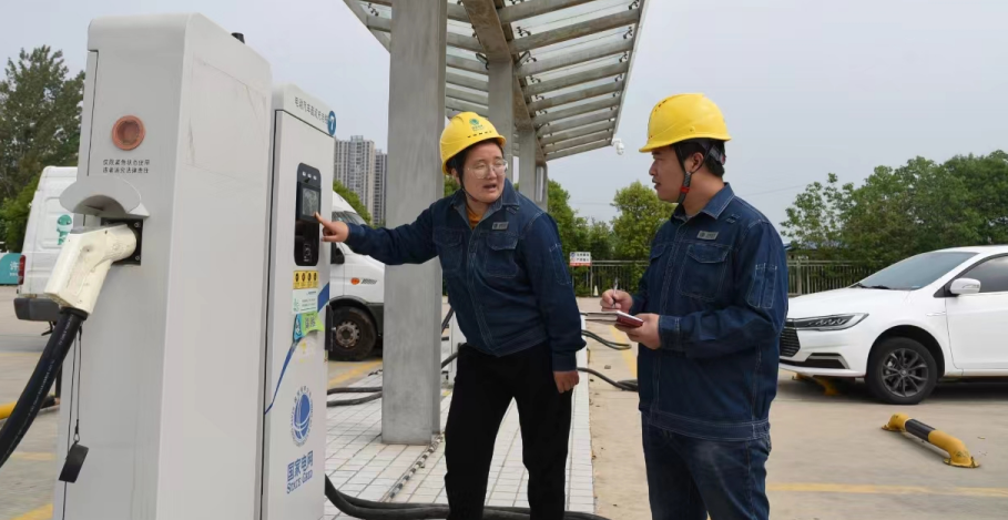 许昌供电公司：“体检”充电站 护航 “低碳出行”