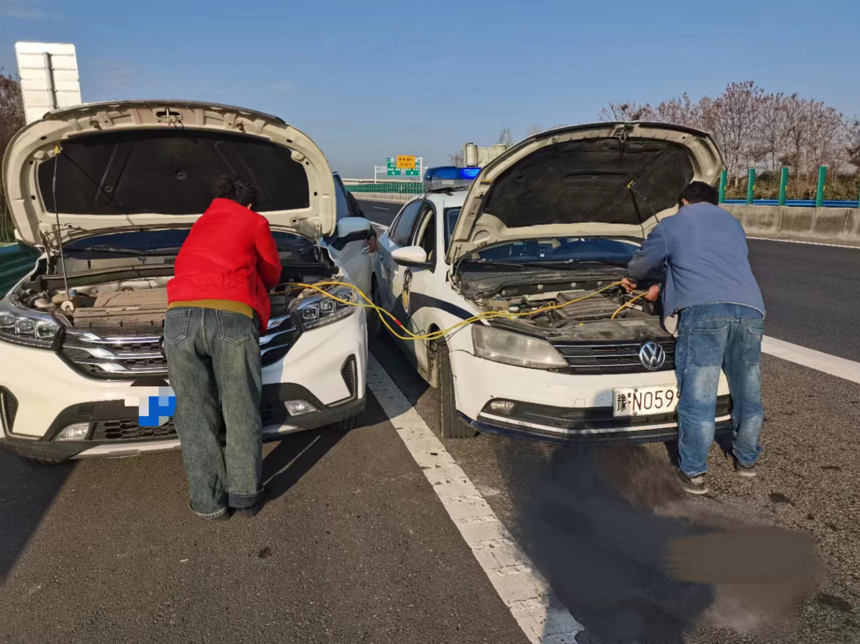 【商丘高速交警】车辆"缺电"抛锚 交警"搭火"解困-大象网