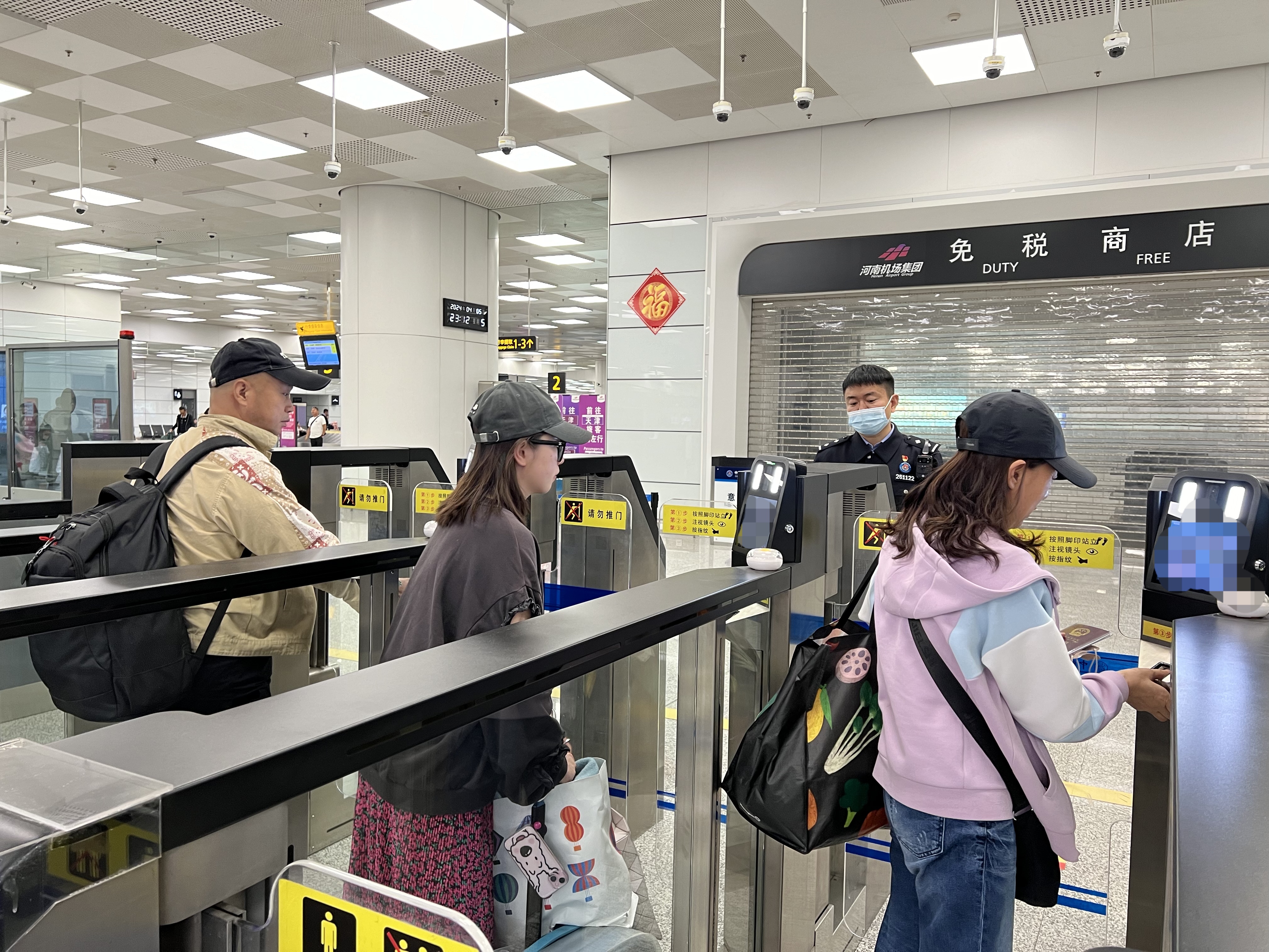 郑州新郑机场清明节小长假出入境日均流量超过2200人次