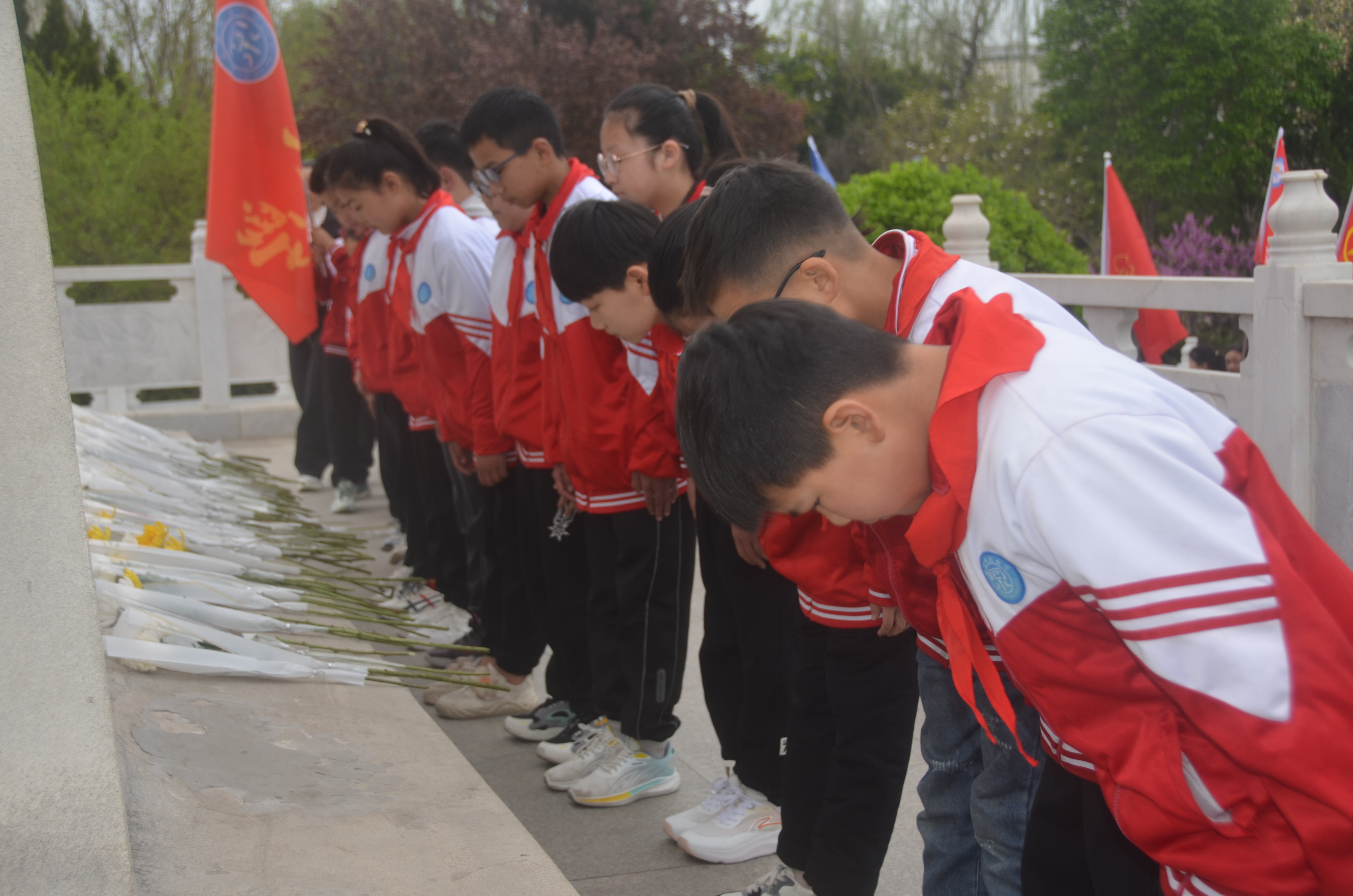 教师代表杞县大同实验小学教师吕霞仙在发言中说:"这是一片圣洁的净土