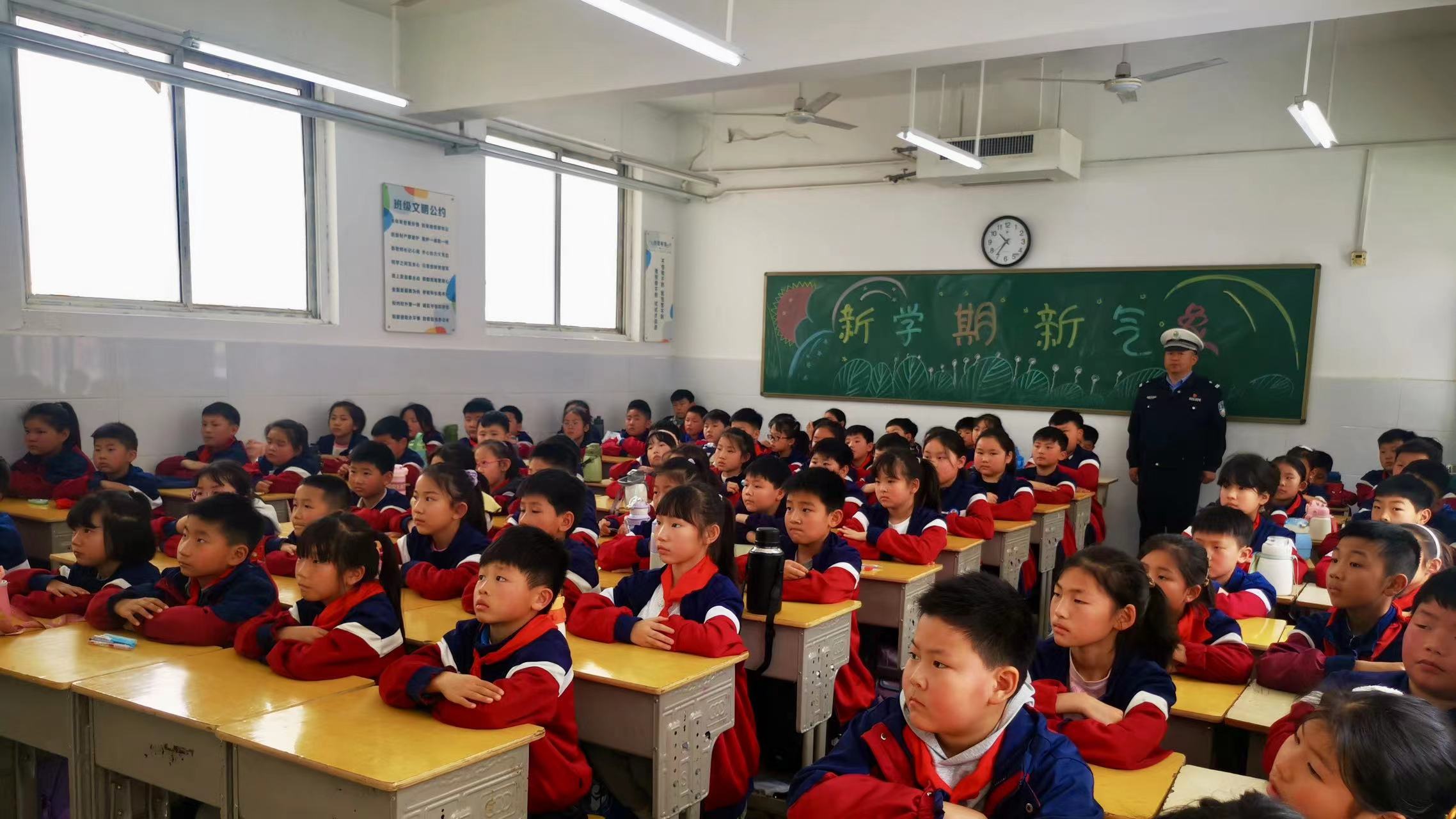 杞县交警走进大同小学开展"知危险会避险"交通安全宣讲活动-大象网