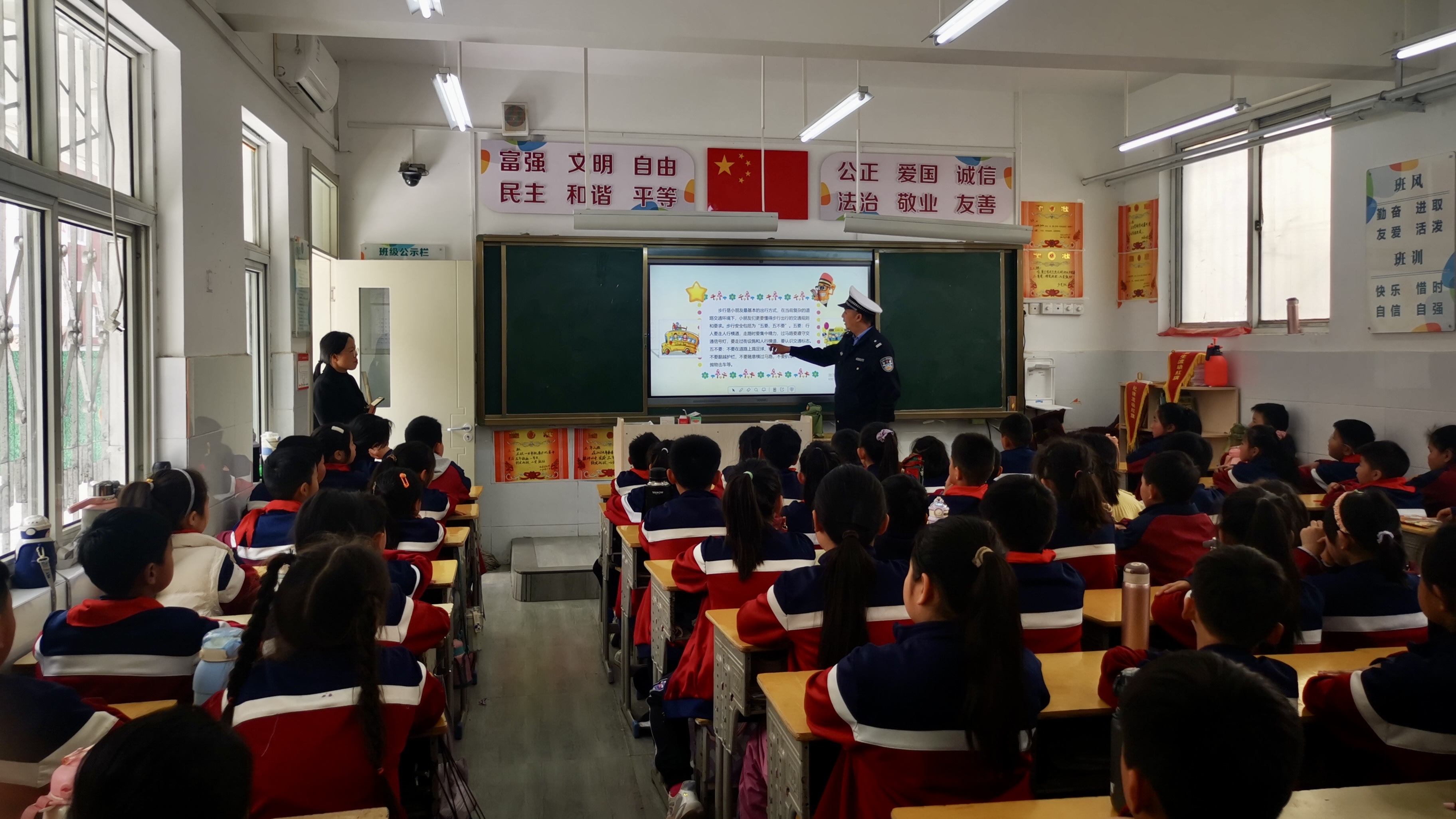 杞县交警走进大同小学开展"知危险会避险"交通安全宣讲活动-大象网
