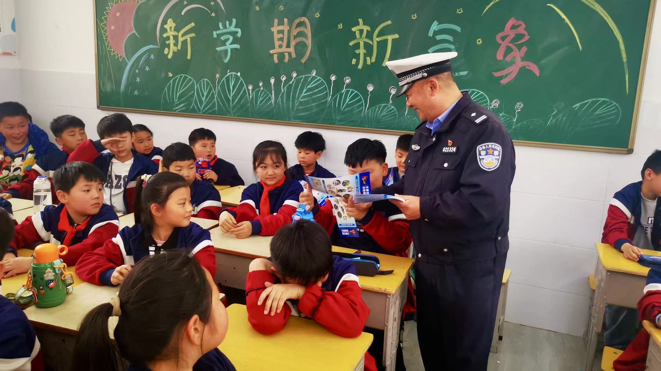 杞县交警走进大同小学开展"知危险会避险"交通安全宣讲活动-大象网