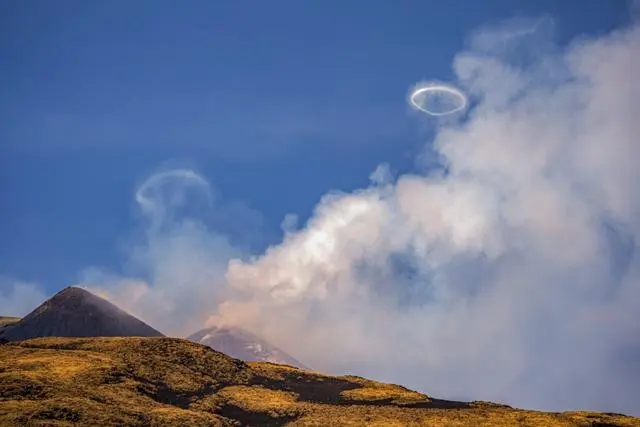 意大利一火山喷起了
