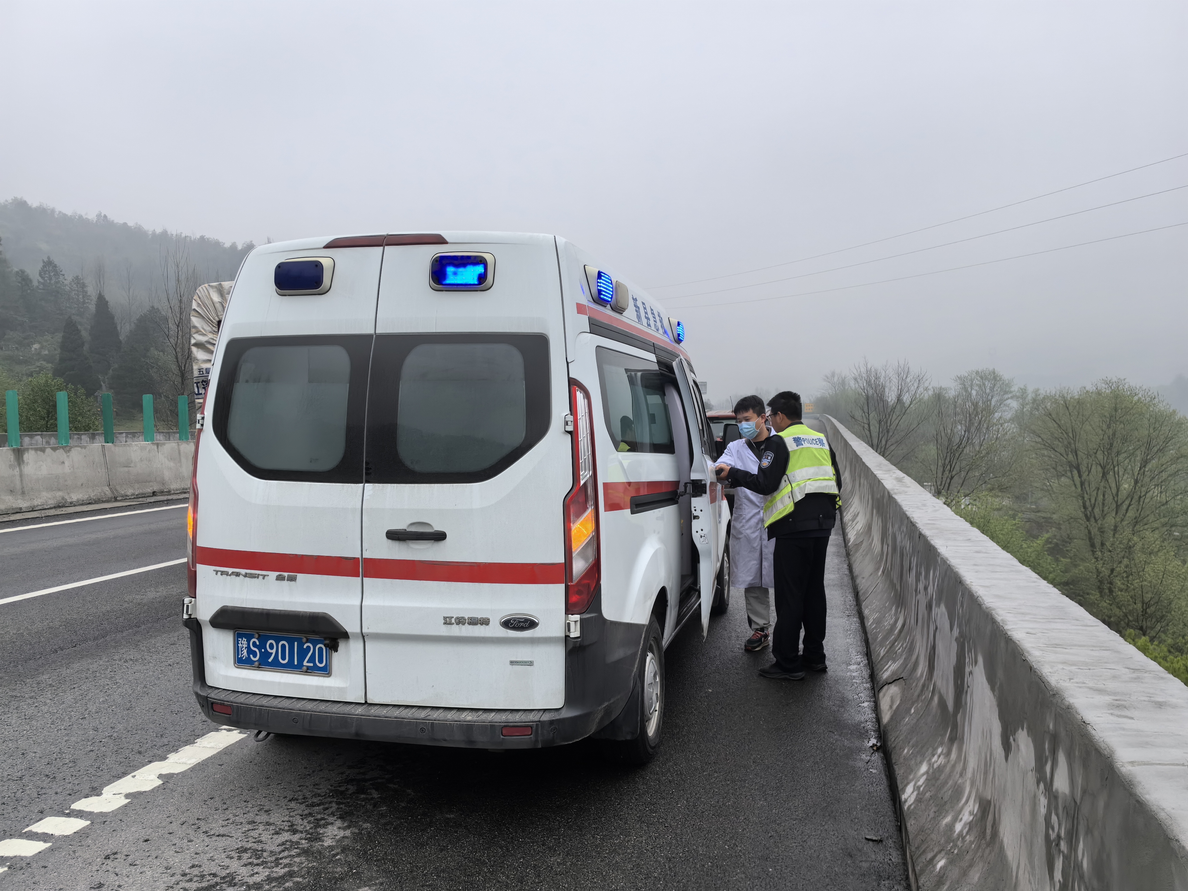 收费站距离医院路程较远,民警用警车开道护送救护车,十几分钟后,将