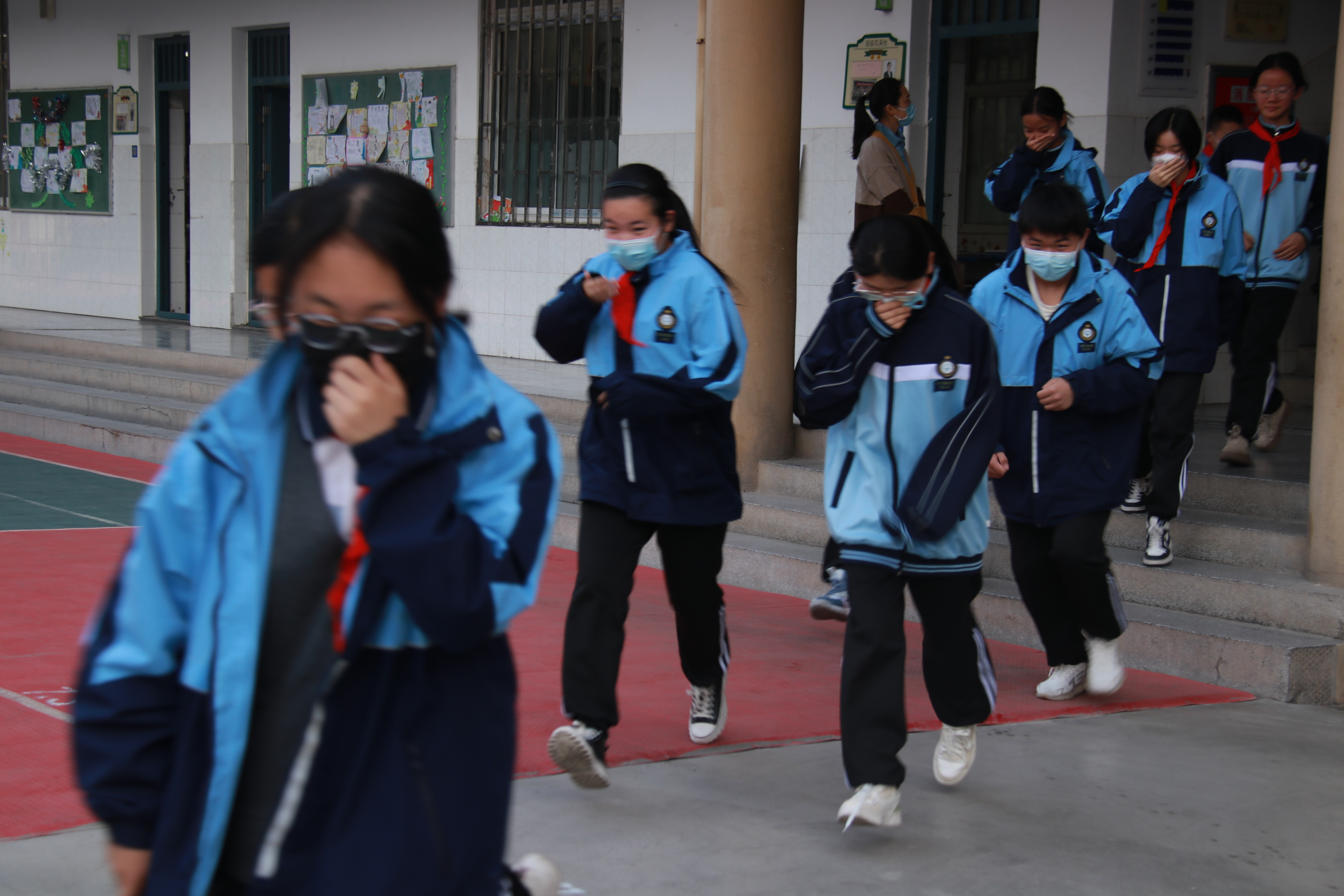 郑州51中开展消防安全应急疏散演练