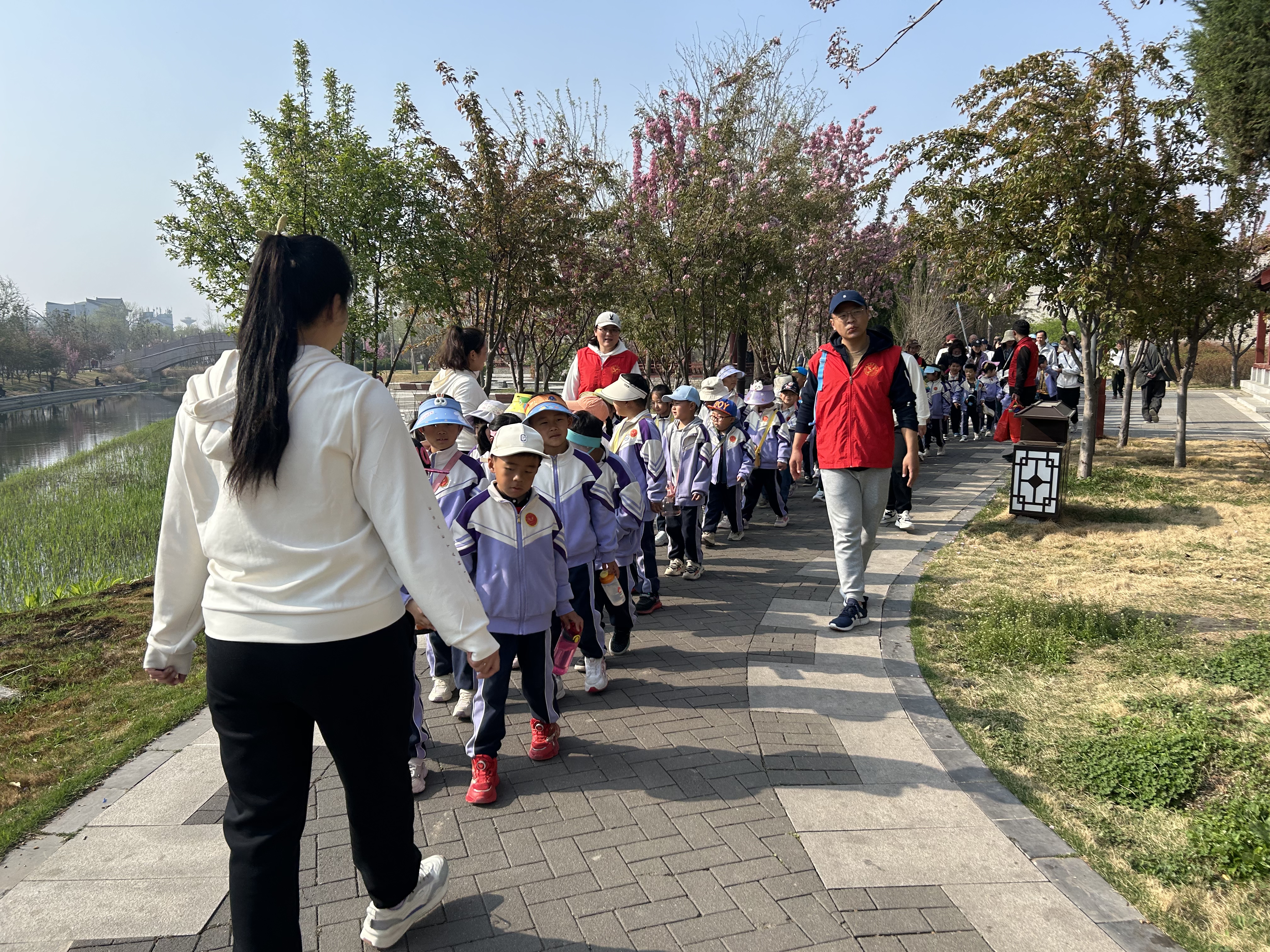 开封市红旗幼儿园开展“遇见春天 趣味远足”亲子活动