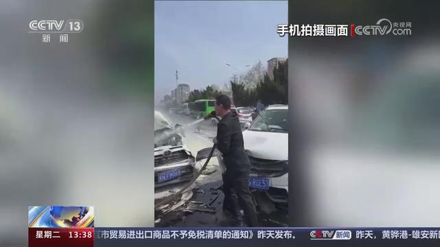 【央视关注河南商丘】两车相撞起火 众人联手救援