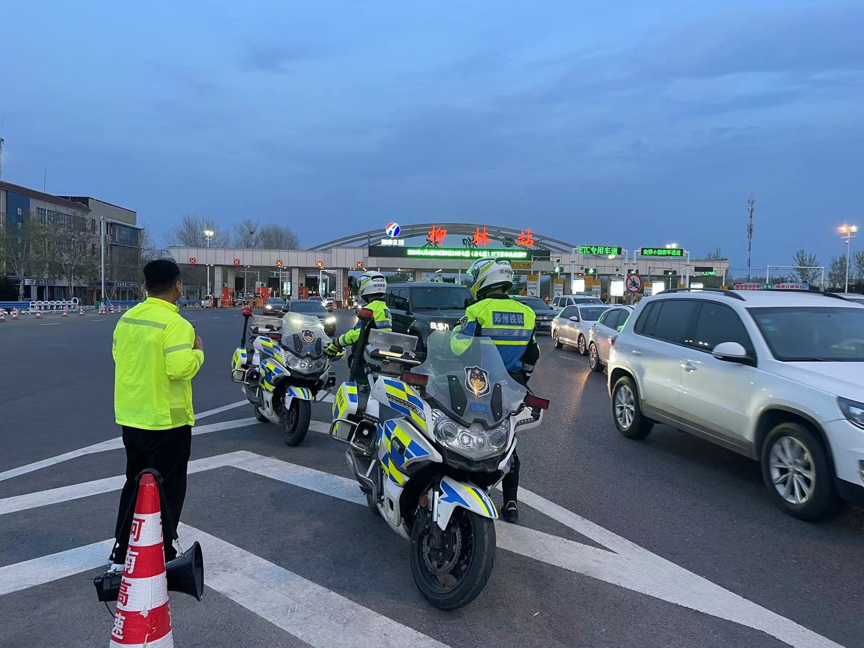 郑州交警铁骑开道上演15分钟生死时速