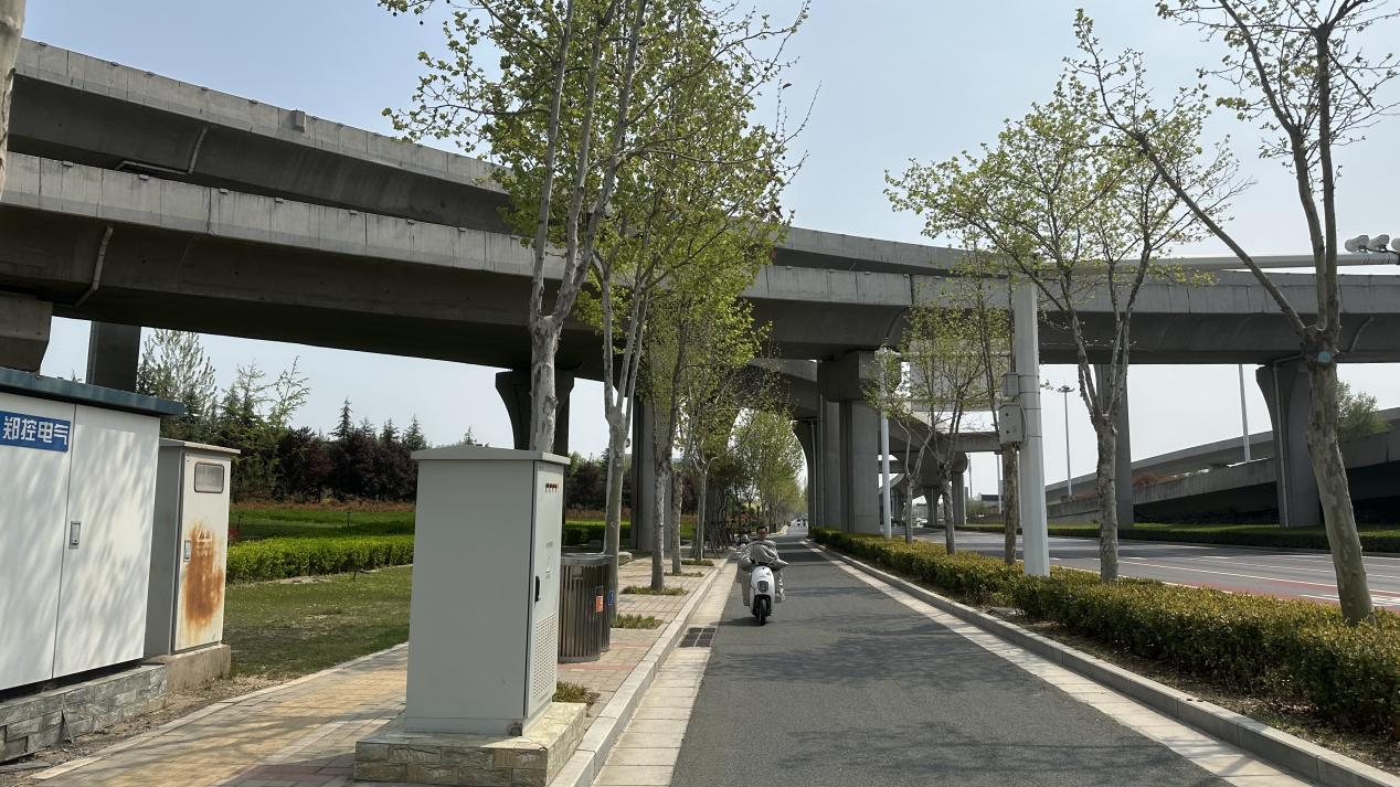 4月9日,记者来到北三环和龙湖中环西路交叉口东北角看到,非机动车道上