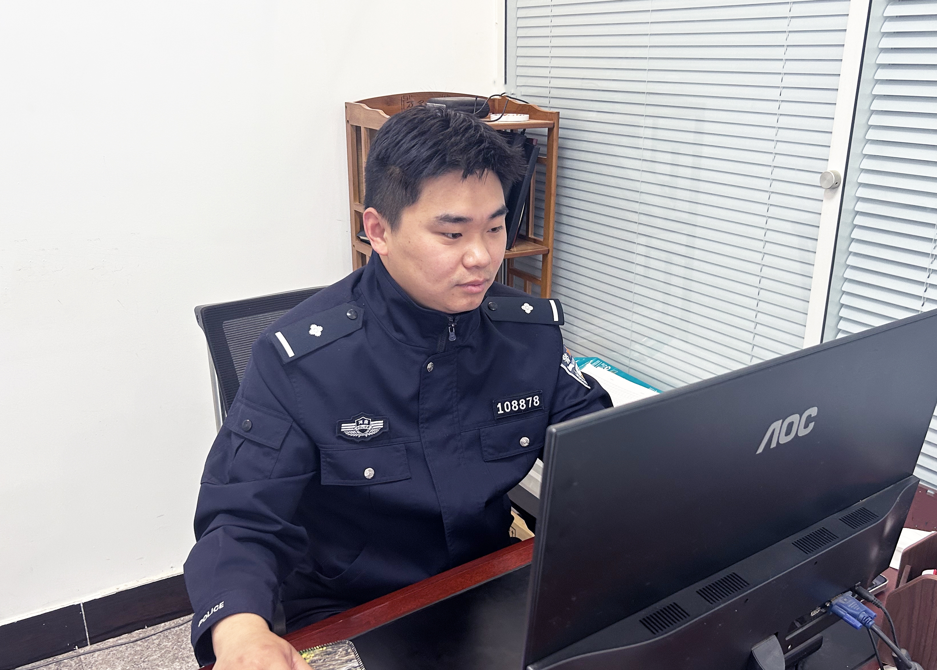 他从小喜欢看警察破获各种疑难离奇案件的书籍与电视剧,梦想成大后也