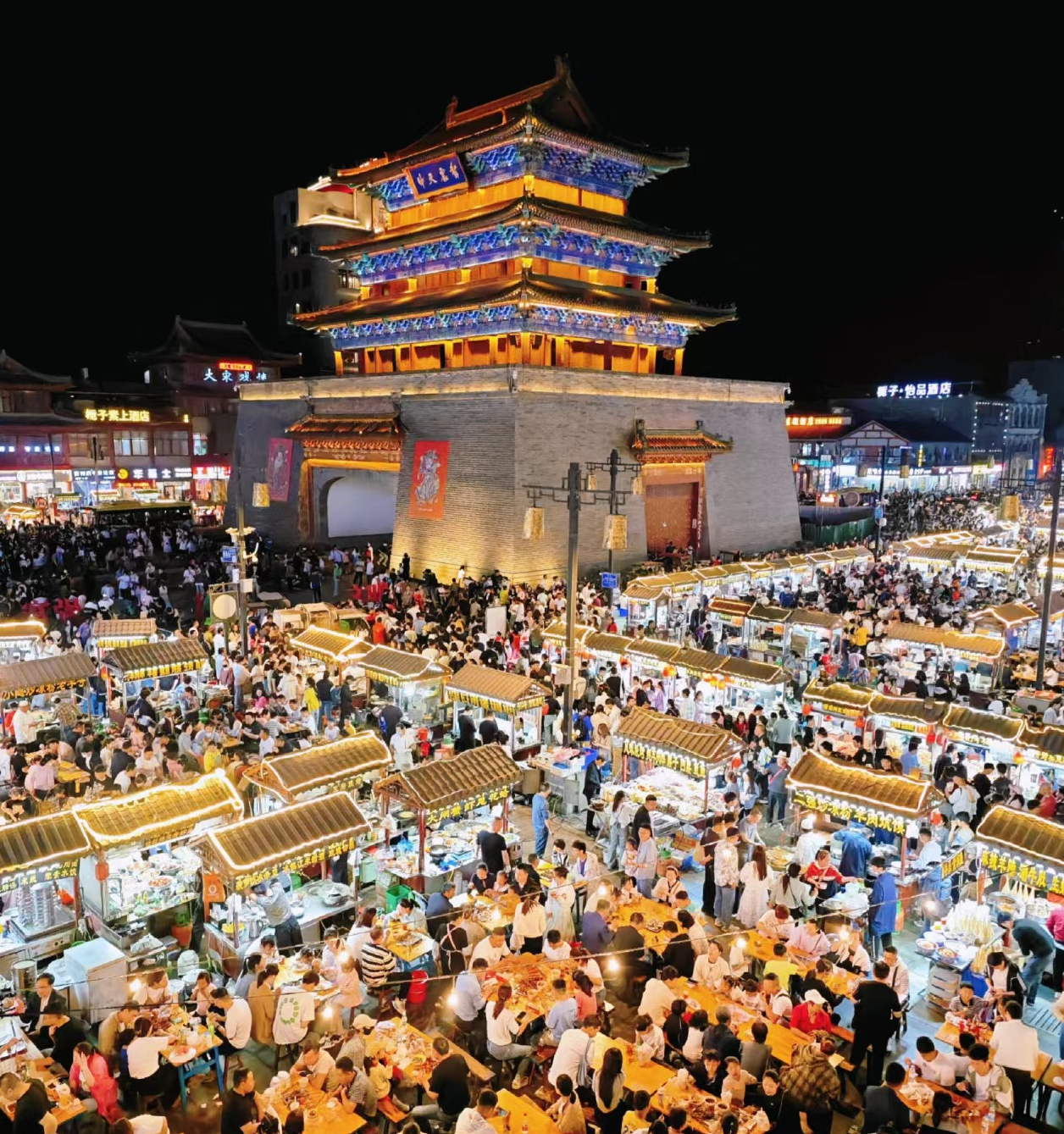 灯火辉煌,品味地道的夜市小吃,感受热闹的夜生活地址:鼓楼区鼓楼街2