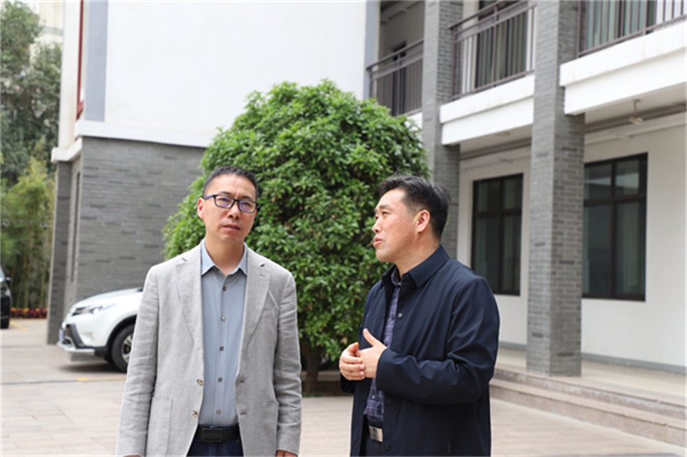 郑州市管城区教育局领导到郑州一中教育集团三中校区指导工作