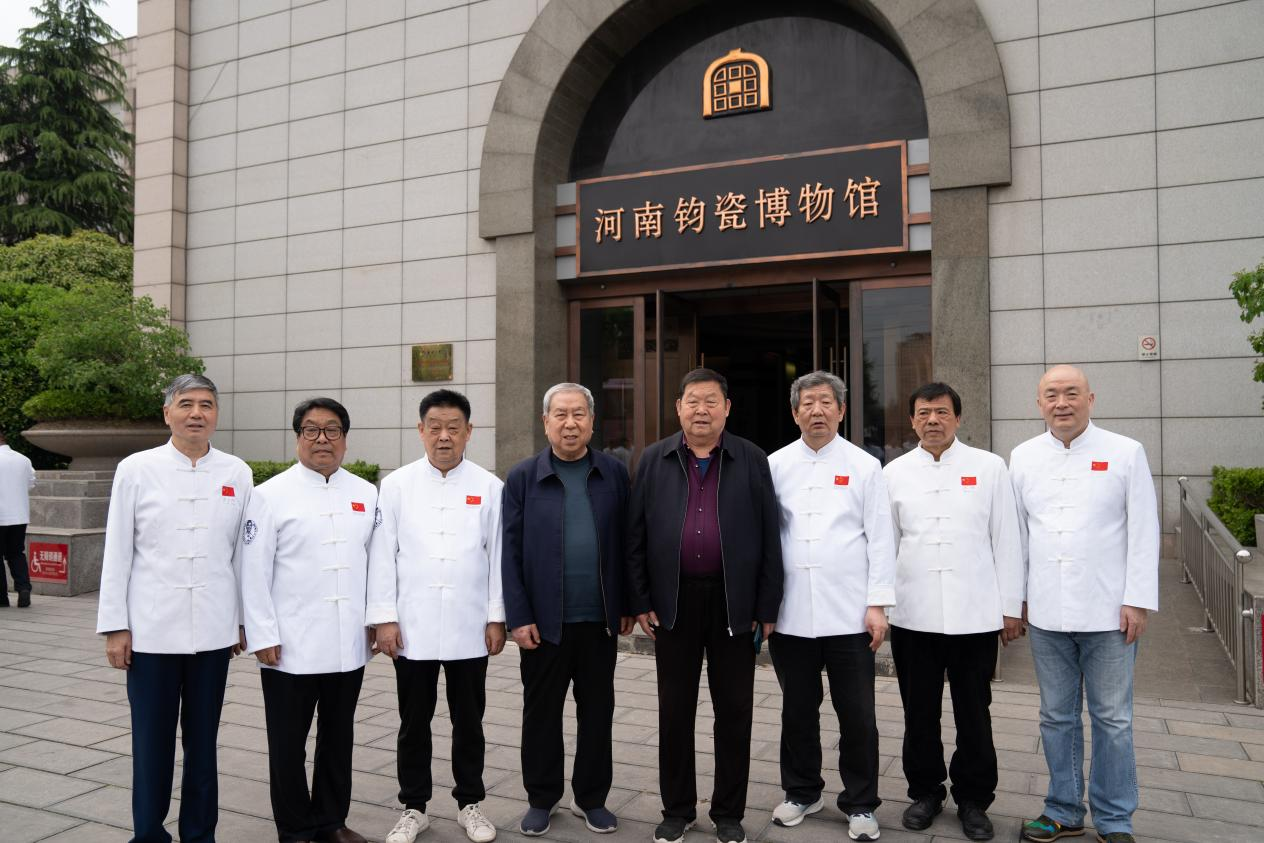 论坛由阿庄新豫菜董事长王铁庄主持,侯瑞轩大师之子