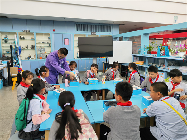 小学生参观科技馆图片