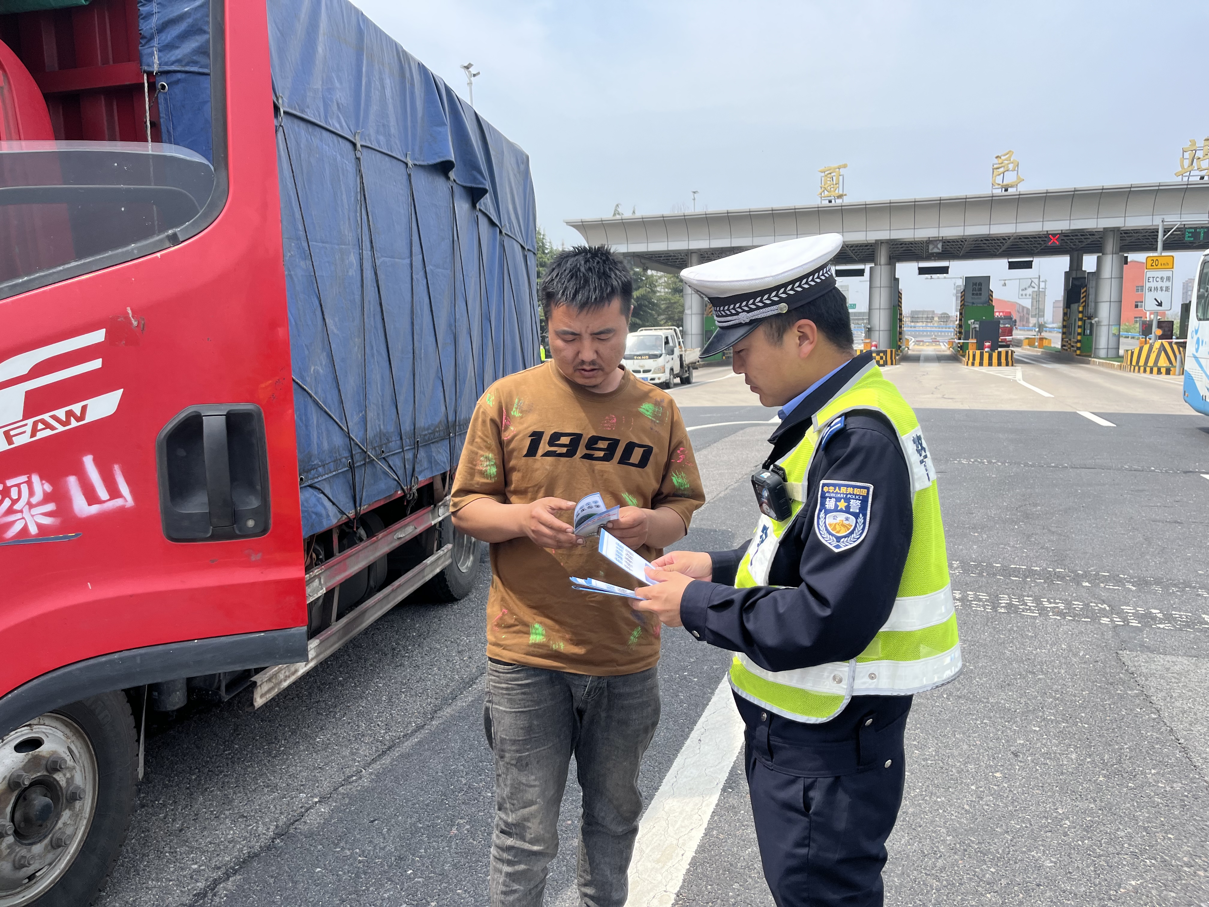 商丘高速交警全力组织推进高速公路大型车辆"文明右行行动"-大象网
