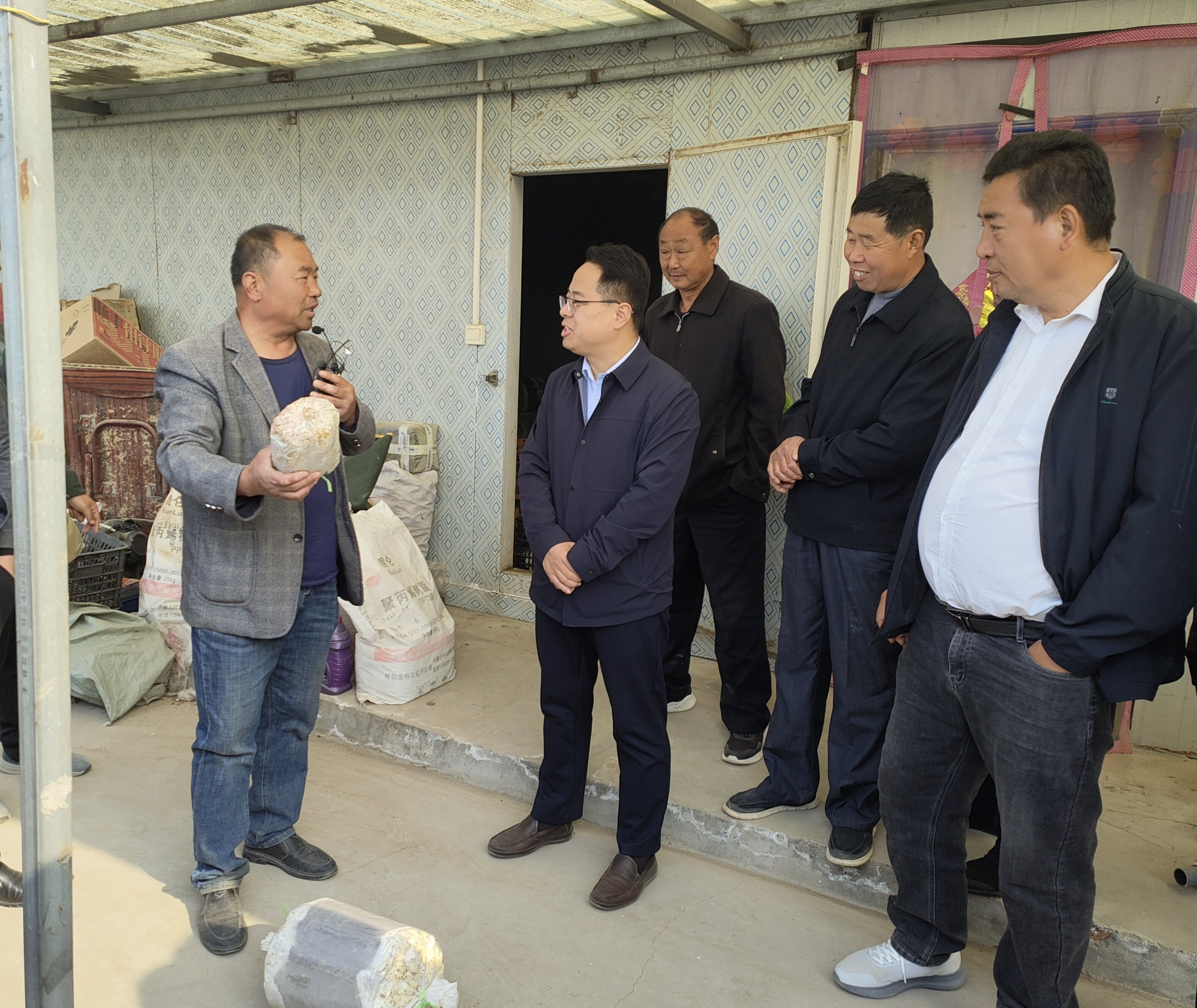"4月11日,南乐县韩张镇东吉留疃村党支部书记邸敬录对前来观摩学习的