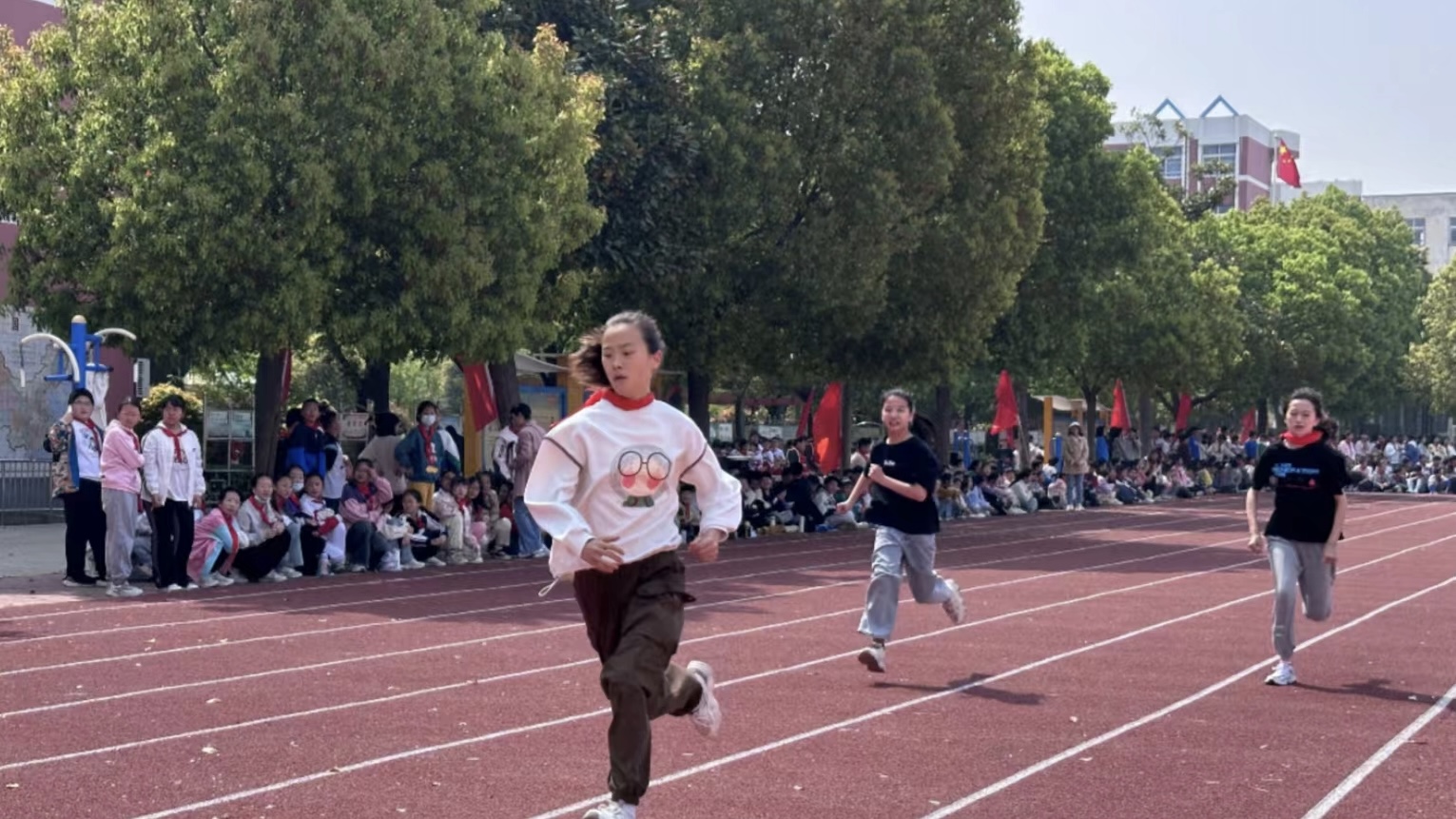 ۱����ʵ��Сѧ�ﾶ�˶������조�˶�֮�������¡������羰��