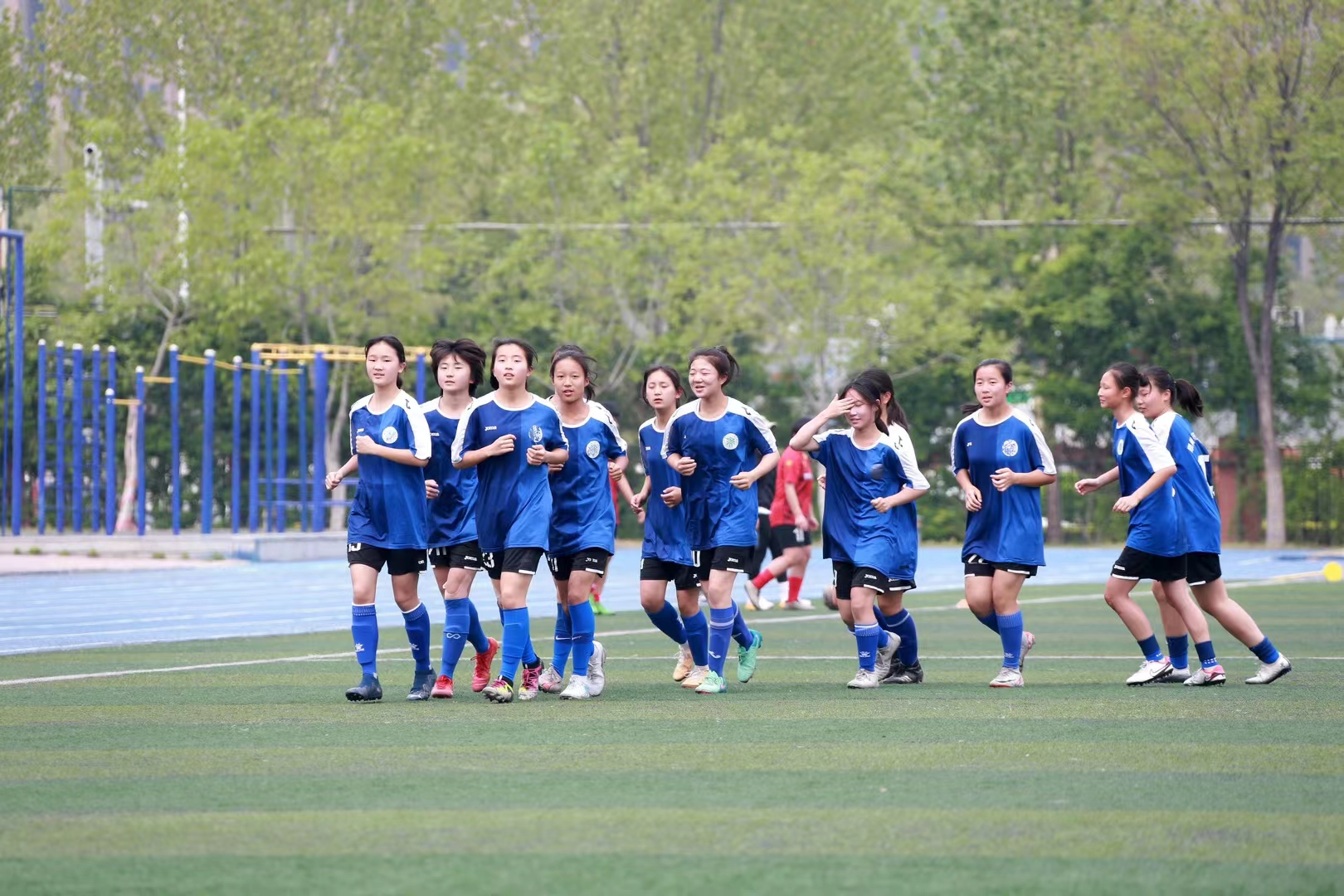 经开区实验中学荣获郑州市"市长杯"初中女子超级组总冠军-大象网