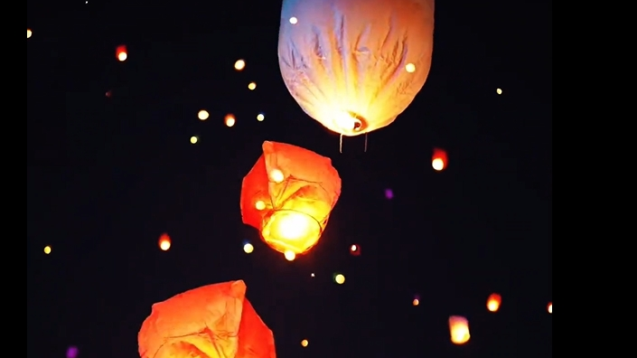 明灯三千,云南泼水节放孔明灯祈福-大象网